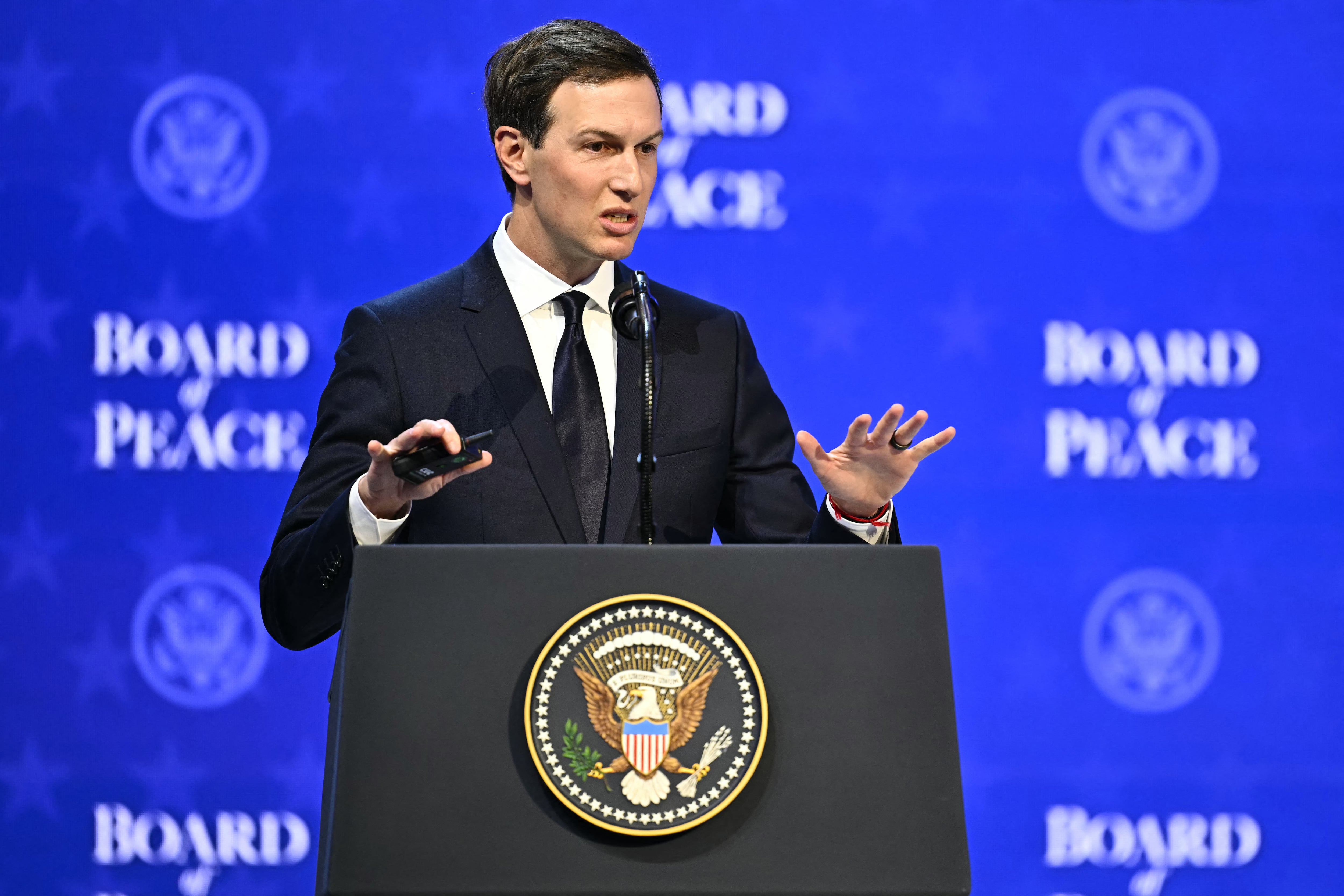 El empresario estadounidense Jared Kushner habla en la reunión de la "Junta de la Paz" durante la reunión anual del Foro Económico Mundial (FEM) en Davos el 22 de enero de 2026. El presidente estadounidense Donald Trump presentará su nueva "Junta de la Paz" en Davos el 22 de enero de 2026, puliendo su postura como pacificador un día después de desmentir sus propias amenazas contra Groenlandia.