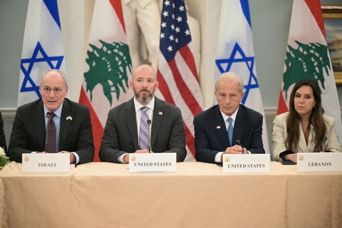 El embajador de Israel en Estados Unidos, Yechiel Leiter; el jefe de gabinete del Departamento de Estado, Daniel Holler; el embajador de Estados Unidos en Líbano, Michel Issa; y la embajadora de Líbano en Estados Unidos, Nada Hamadeh.