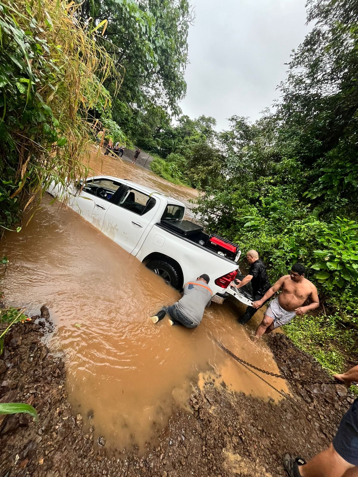 En el poblado de Ostional, distrito de Cuajiniquil en Santa Cruz, los ríos crecidos han puesto en apuros a conductores. Foto: Guana/Noticias.