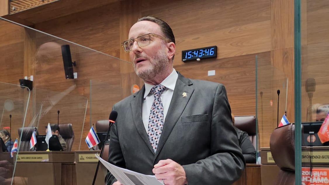 El diputado Eli Feinzag durante una intervención en el plenario de la Asamblea Legislativa. Cortesía: PLP