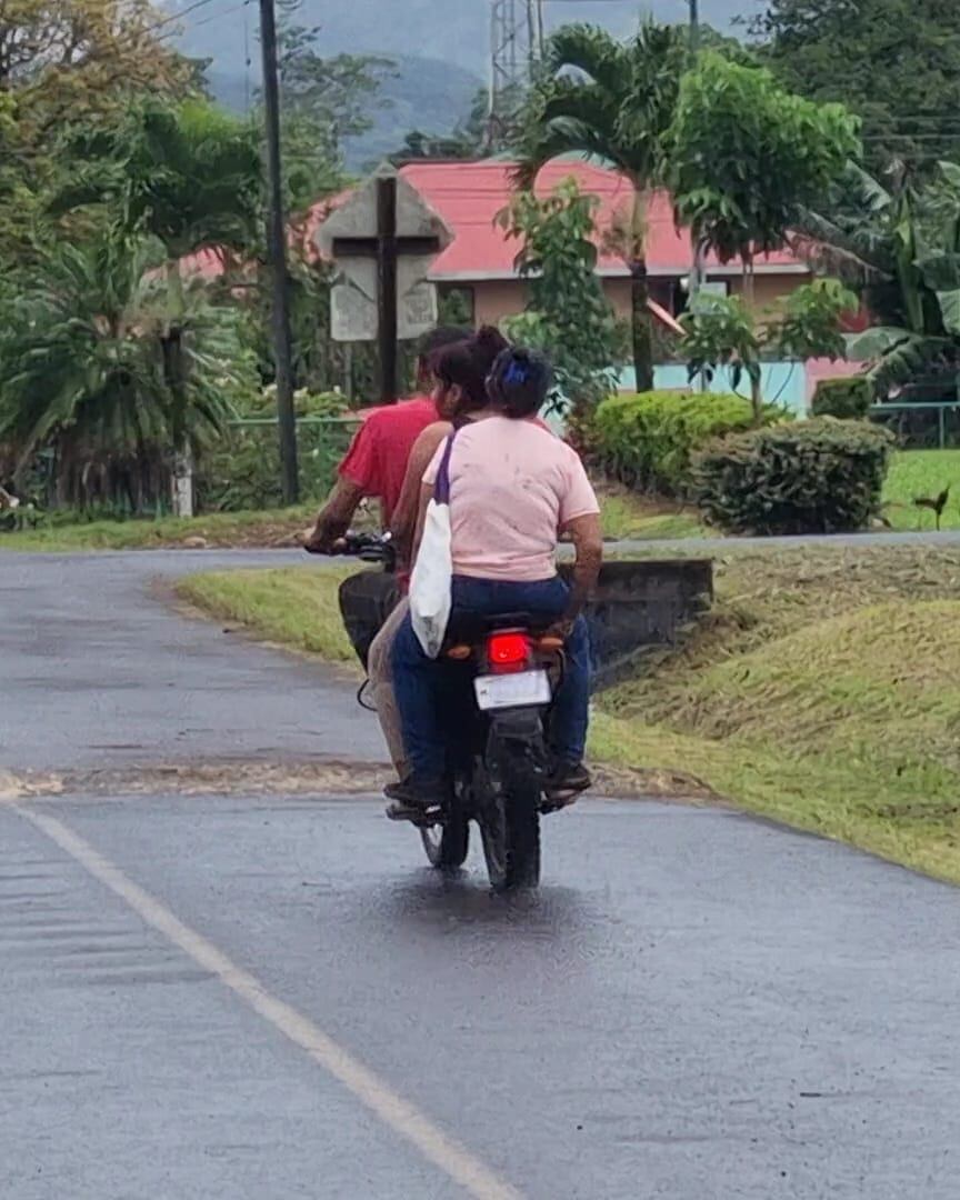 San Carlos es el cantón con más fallecidos en motocicleta en los últimos diez años. Muchos de los lugareños viajan sin casco y hasta más de una persona en el automotor.