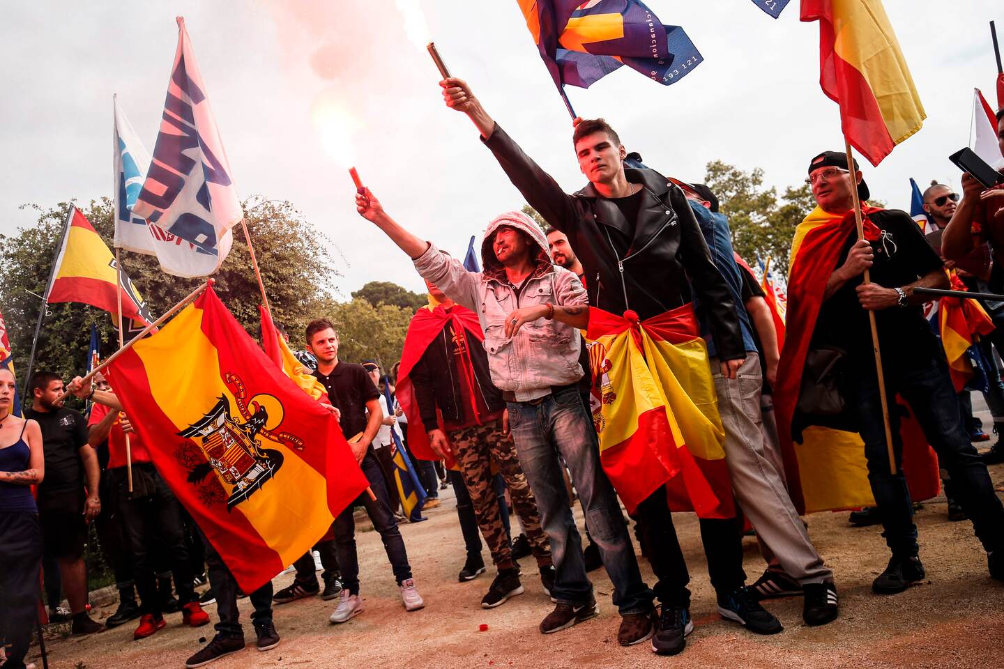 Varios manifestantes participaron en una protesta de ultraderecha nacionalista convocada por el partido Falange Española, el jueves, en Barcelona.