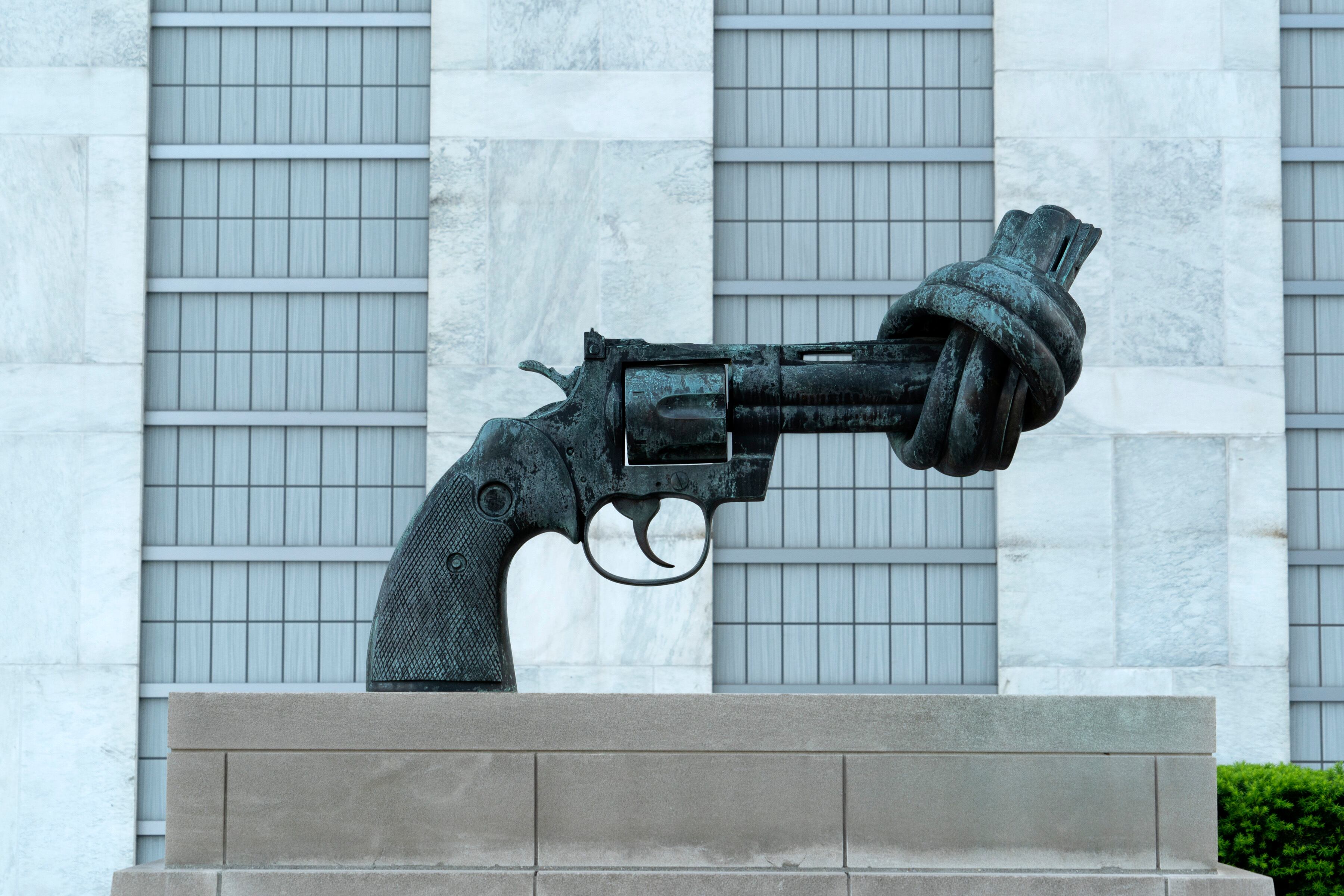 NUEVA YORK, Escultura "Knot Gun" (Pistola de nudos) "No War" (No a la guerra), un símbolo de paz y no violencia, ubicada en la sede de Naciones Unidas