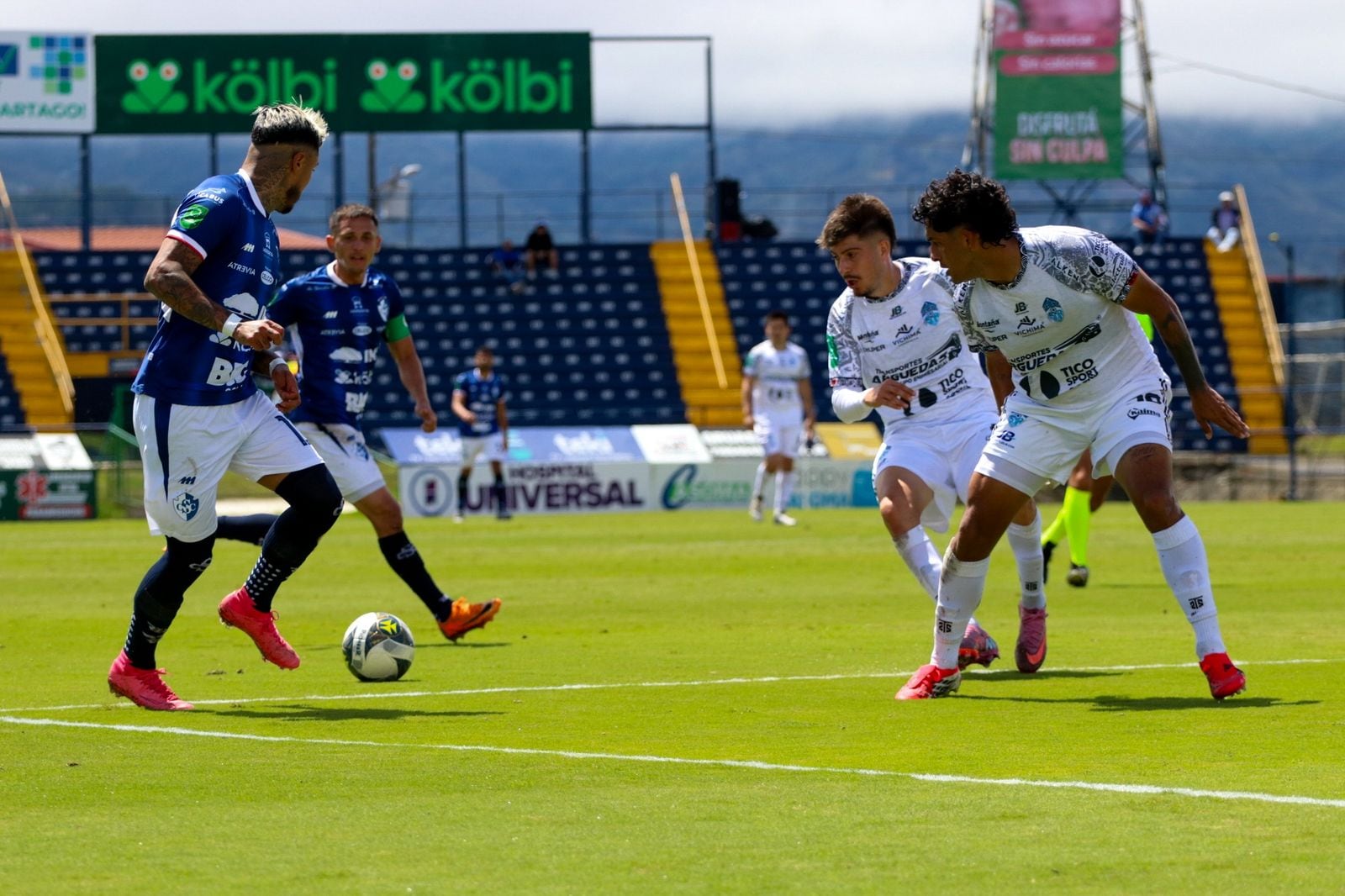 Juan Carlos Gaete del Cartaginés hace un pase a Christopher Núñez, mientras que Joshua Canales y Luis José Hernández (al fondo) del Pérez Zeledón observan para marcar.