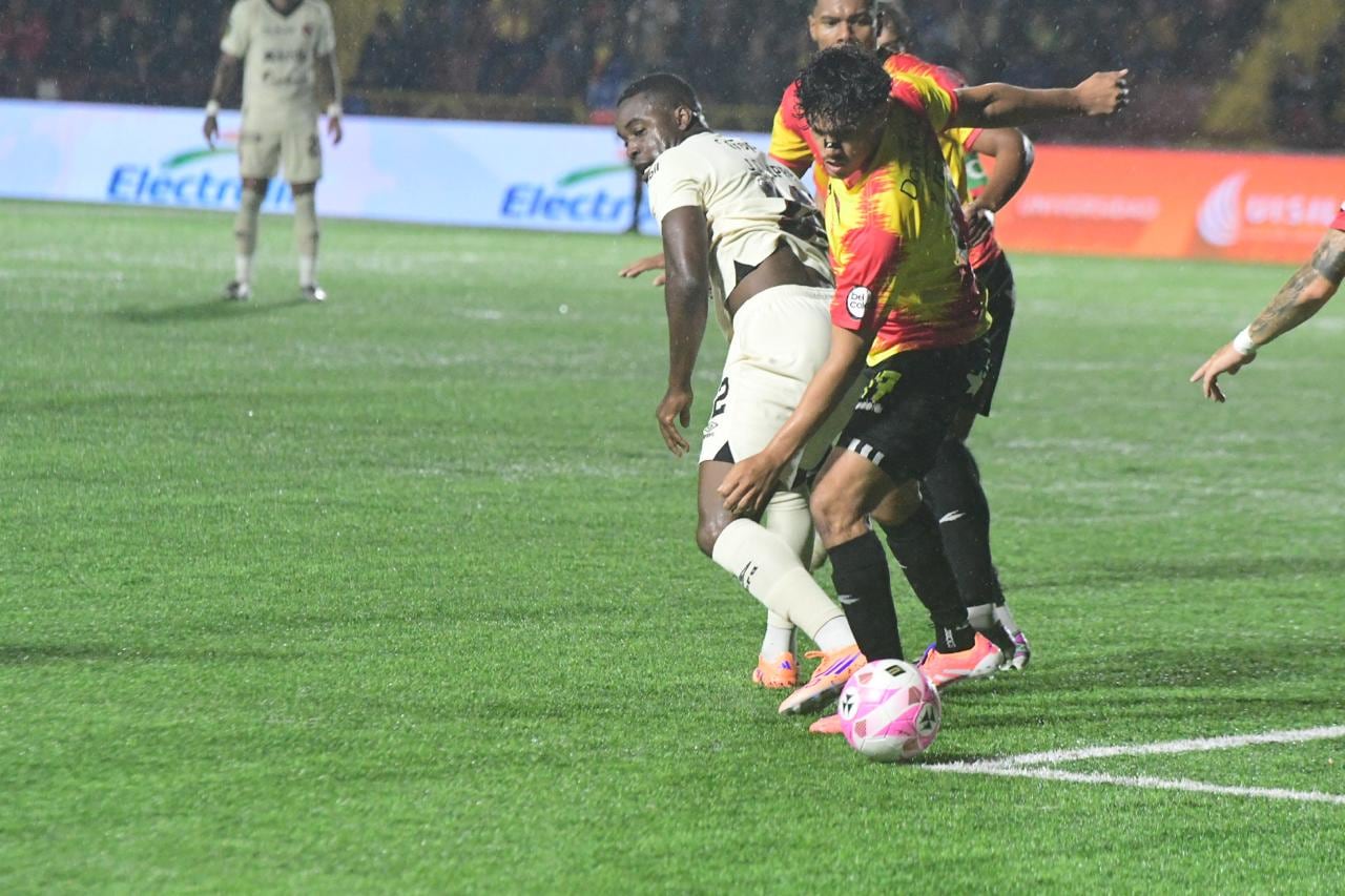 Joel Campbell se muestra muy participativo en el partido entre Herediano y Liga Deportiva Alajuelense.