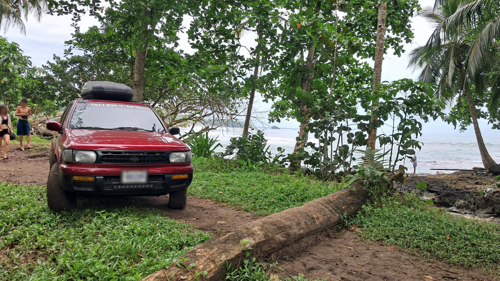 Ingresar carros o motos a la playa cuesta ¢61.000 y solo se permite con autorización especial o en casos de emergencia.