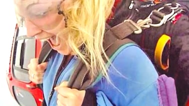 Paracaídas falló y mujer sobrevivió al caer 4.200 metros: esto es lo que pensó antes del impacto
