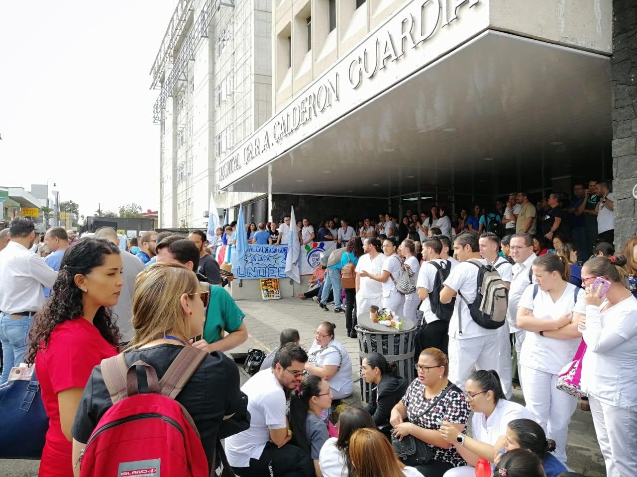 Trabajadores de la Caja Costarricense de Seguro Social (CCSS) iniciaron una huelga general este lunes contra las medidas de empleo público implementadas con la Ley de Fortalecimiento de las Finanzas Públicas. Fotografía: Unión Nacional de Empleados de la Caja (Undeca).