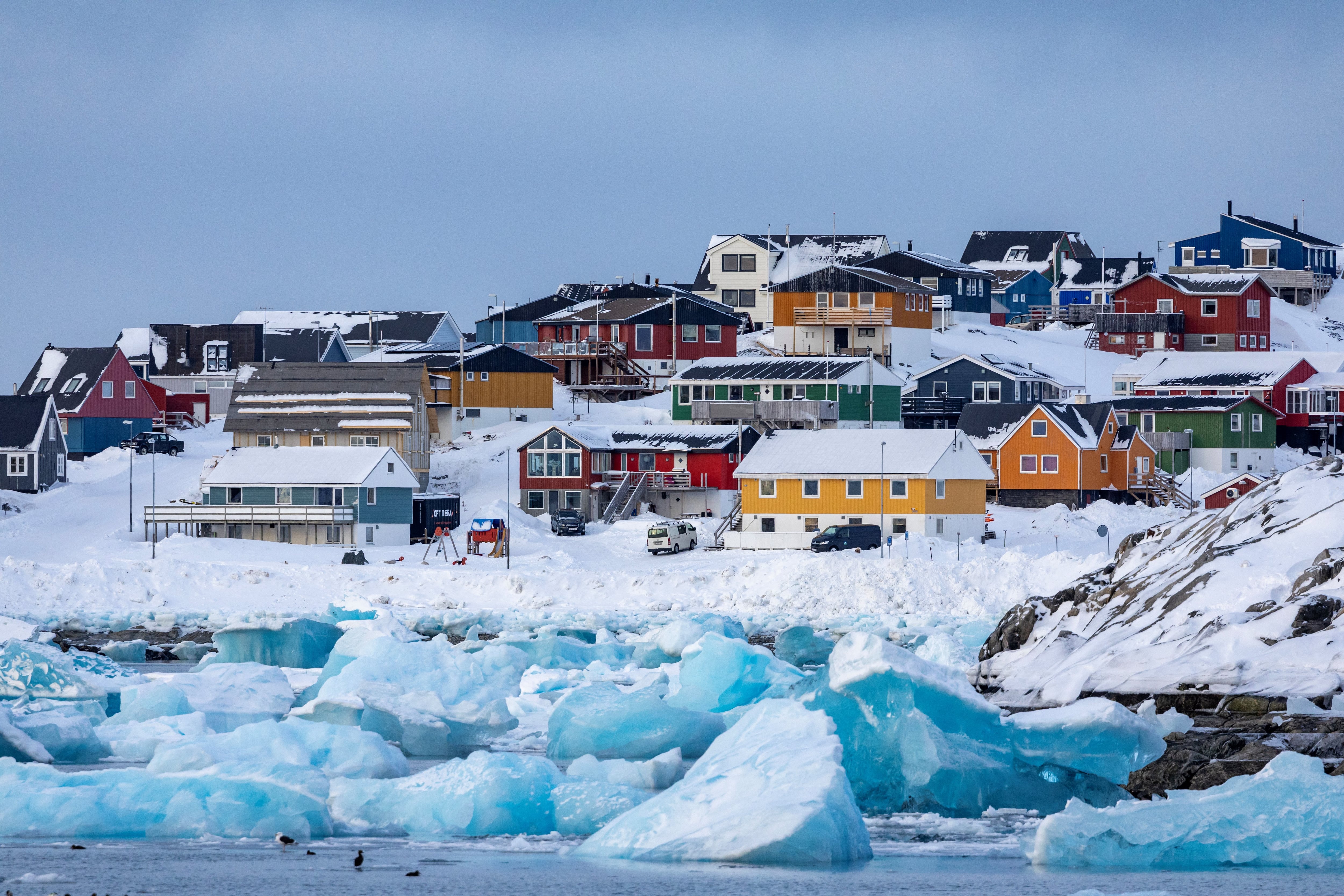Icebergs en las aguas de Nuuk, Groenlandia, el 7 de marzo de 2025. Canadá y Francia, países que se oponen firmemente al deseo de Donald Trump de controlar Groenlandia, abrirán consulados en la capital del territorio autónomo danés este 6 de febrero. Fotografía: