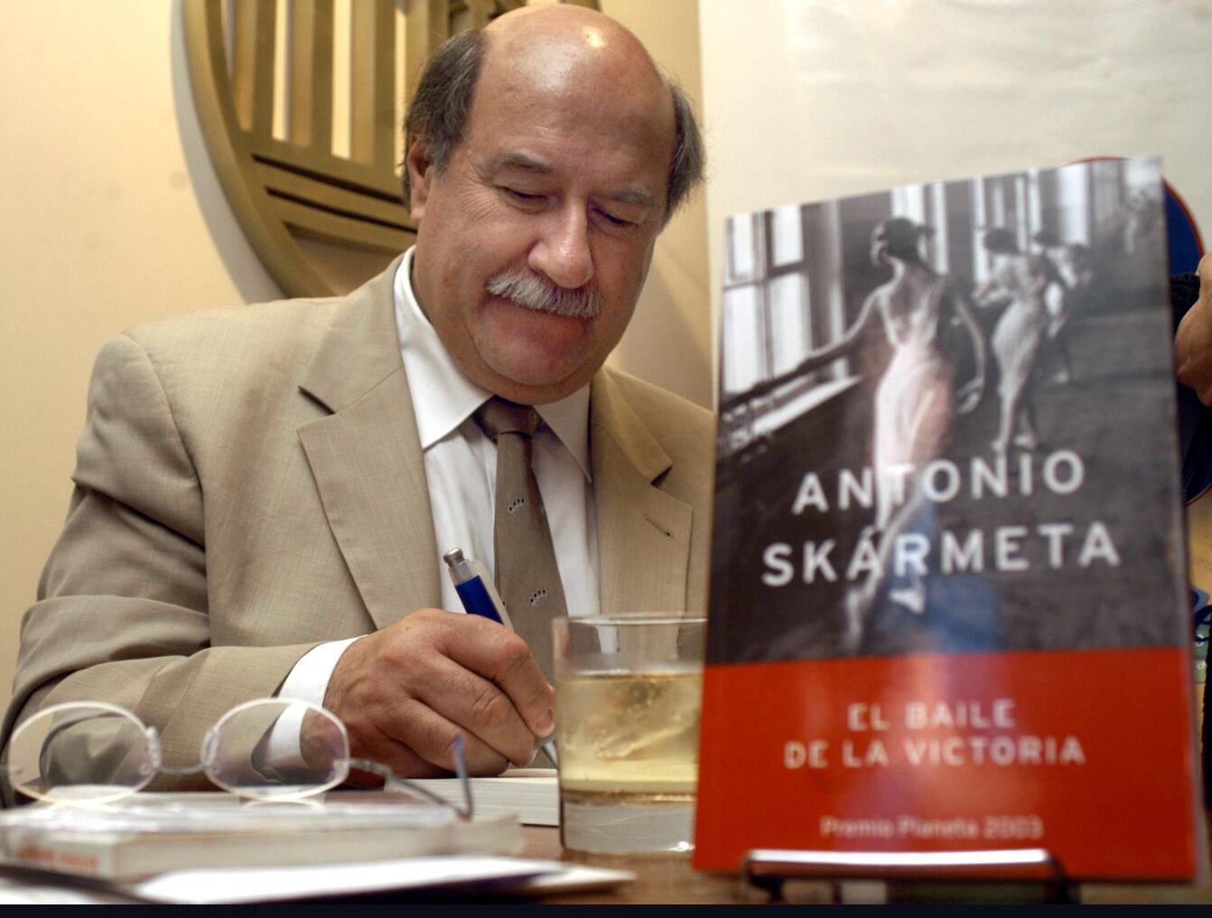 Retrato del escritor chileno Antonio Skármeta, fallecido el 15 de octubre de 2024.