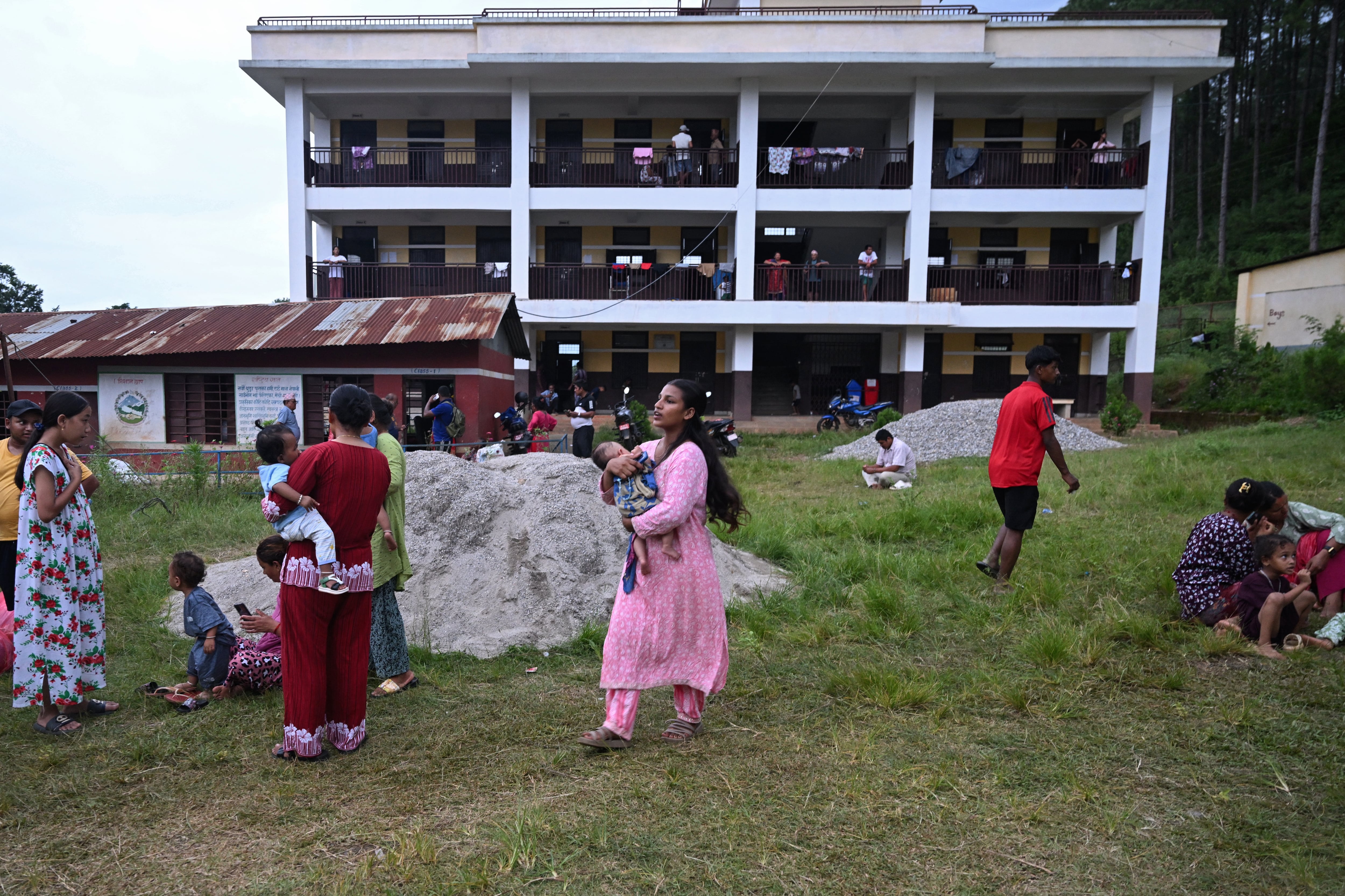 Sobrevivientes de las inundaciones permanecen en un campamento de ayuda temporal en Devighat, en el distrito de Nuwakot, Nepal, este 29 de agosto de 2026.