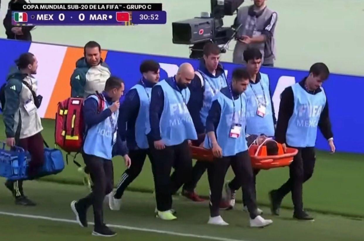 En esta imagen se ve al doctor Esteban Campos trabajando en el Mundial Sub-20 de la FIFA.