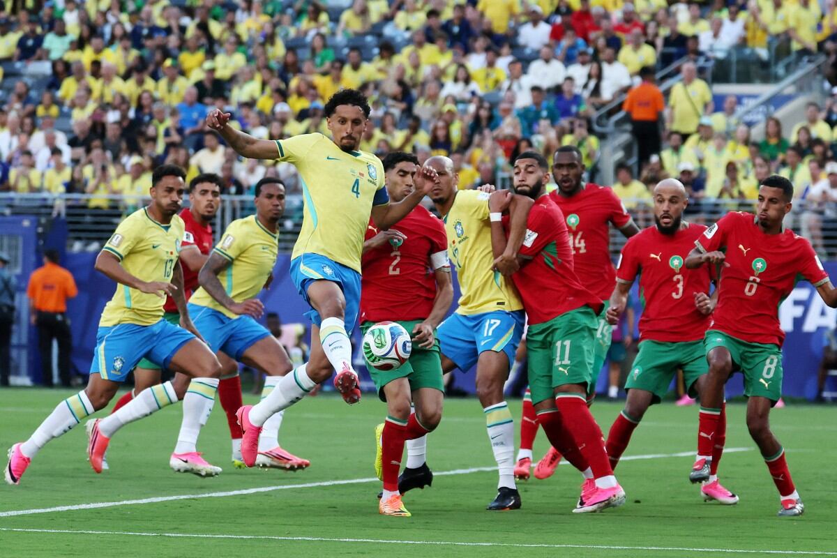 Marquinhos patea el balón en una acción entre muchas piernas, en el partido entre Brasil y Marruecos en el Mundial 2026.