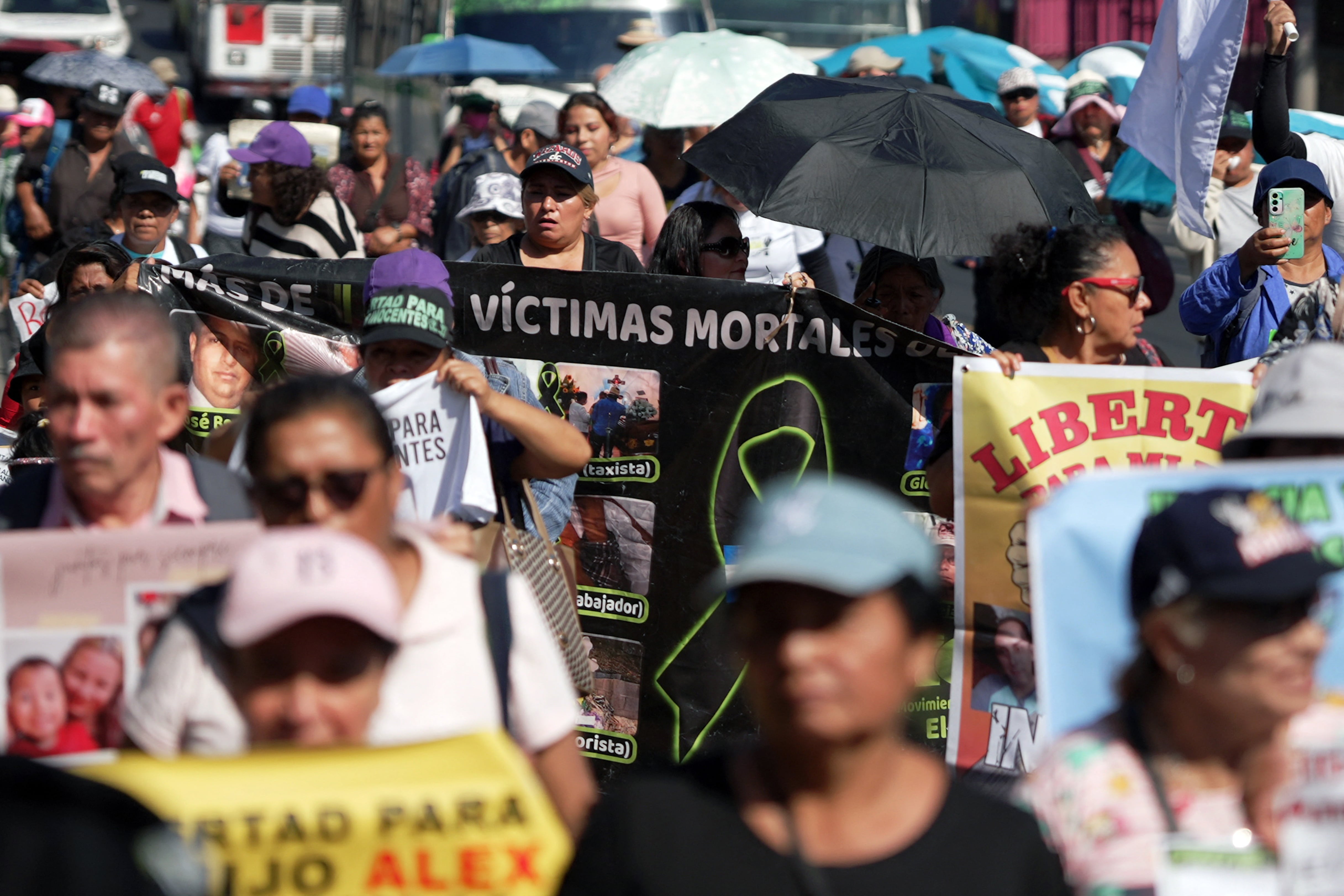 Manifestantes recorrieron calles de San Salvador para exigir procesos individuales y respeto al debido proceso en casos vinculados al régimen de excepción.