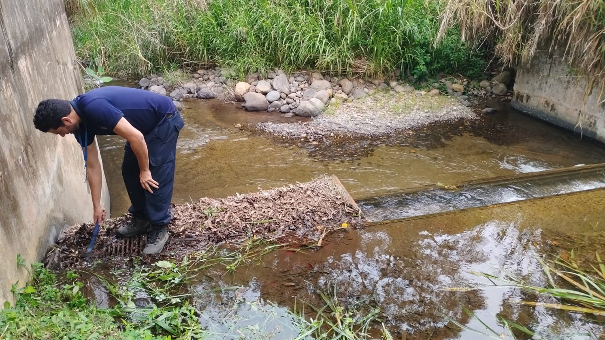 Este 27 de enero, funcionarios del AyA inspeccionaron diferentes puntos del acueducto afectado.
Fotografía: AyA