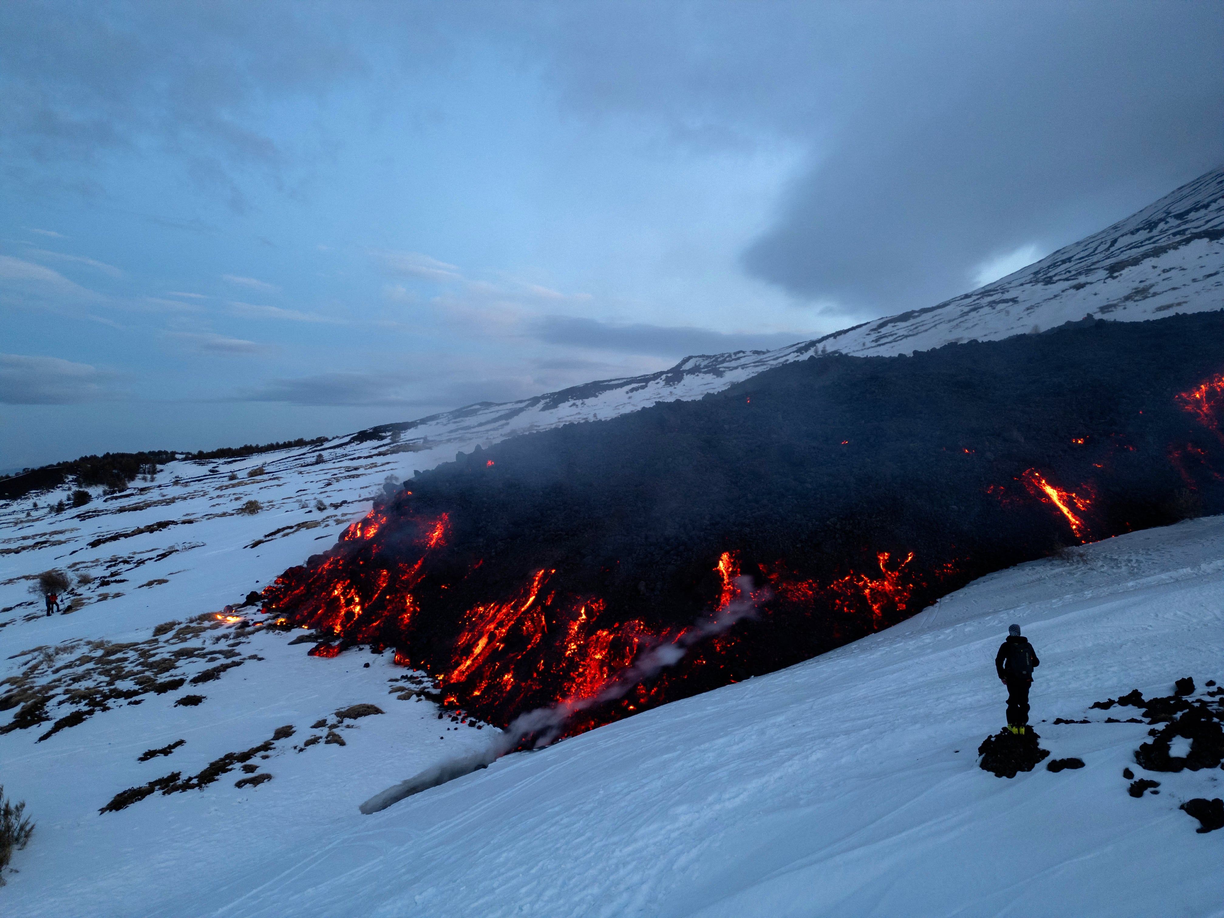 Flujos de lava de una fractura en el Monte Etna durante una erupción del volcán el 14 de febrero de 2025. (Foto Etna Walk / AFP)