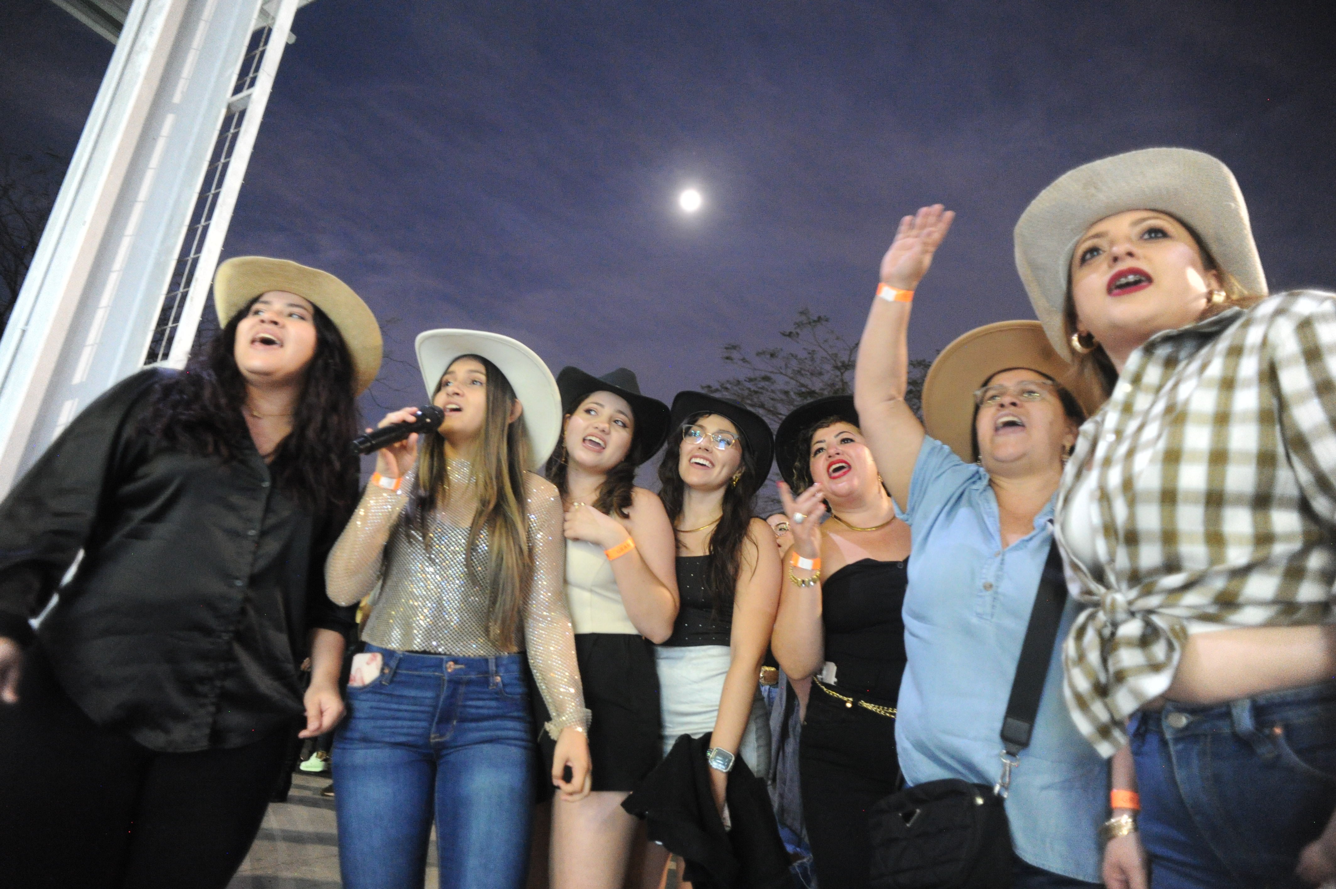 Imágenes de las fans de Ha-Ash previo al concierto en Costa Rica.