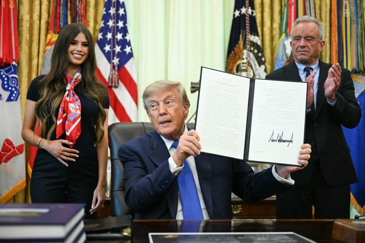 El presidente de Estados Unidos, Donald Trump, firma una orden ejecutiva que promueve más investigación y flexibilidad en materia de vacunas, acompañado por el secretario de Salud, Robert F. Kennedy Jr., y Jayme Leagh Franklin, de The Conservateur