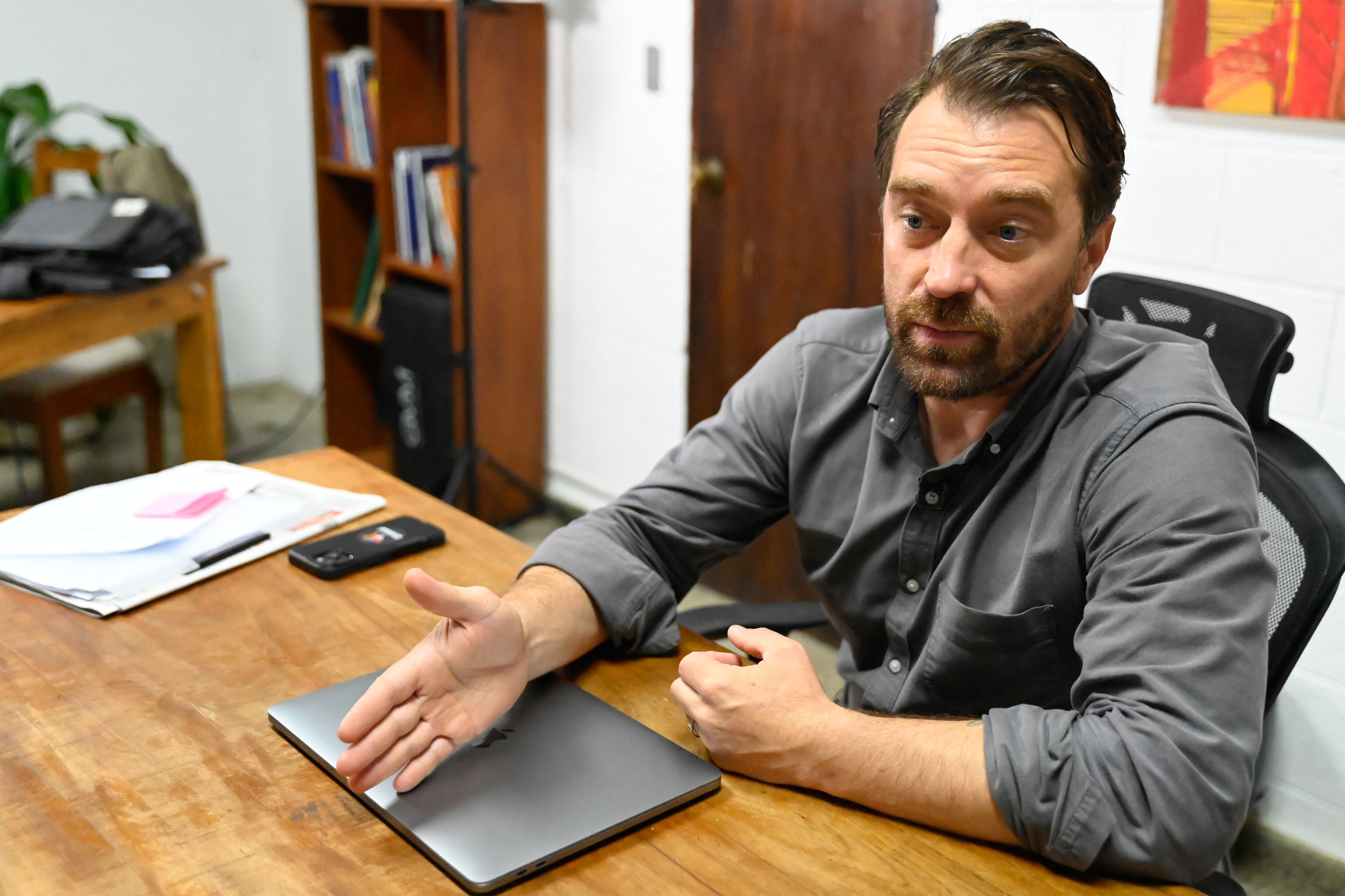 El director ejecutivo de la ONG Cristosal, Noah Bullock, habla durante una entrevista con AFP en Santa Tecla, El Salvador, el 30 de mayo de 2025. Un pequeño grupo de abogados, sobrecargados y en desventaja, lucha por los derechos de los deportados estadounidenses retenidos en una notoria cárcel salvadoreña, una batalla de David contra Goliat que podría terminar en tribunales internacionales. (Foto de Daniela RODRIGUEZ / AFP)