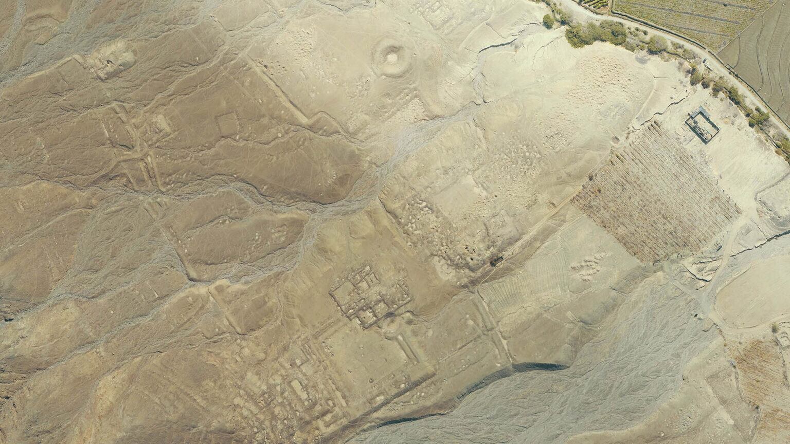 Toma aérea del sitio arqueológico Huaca Yolanda, a 580 km de Lima, Perú.