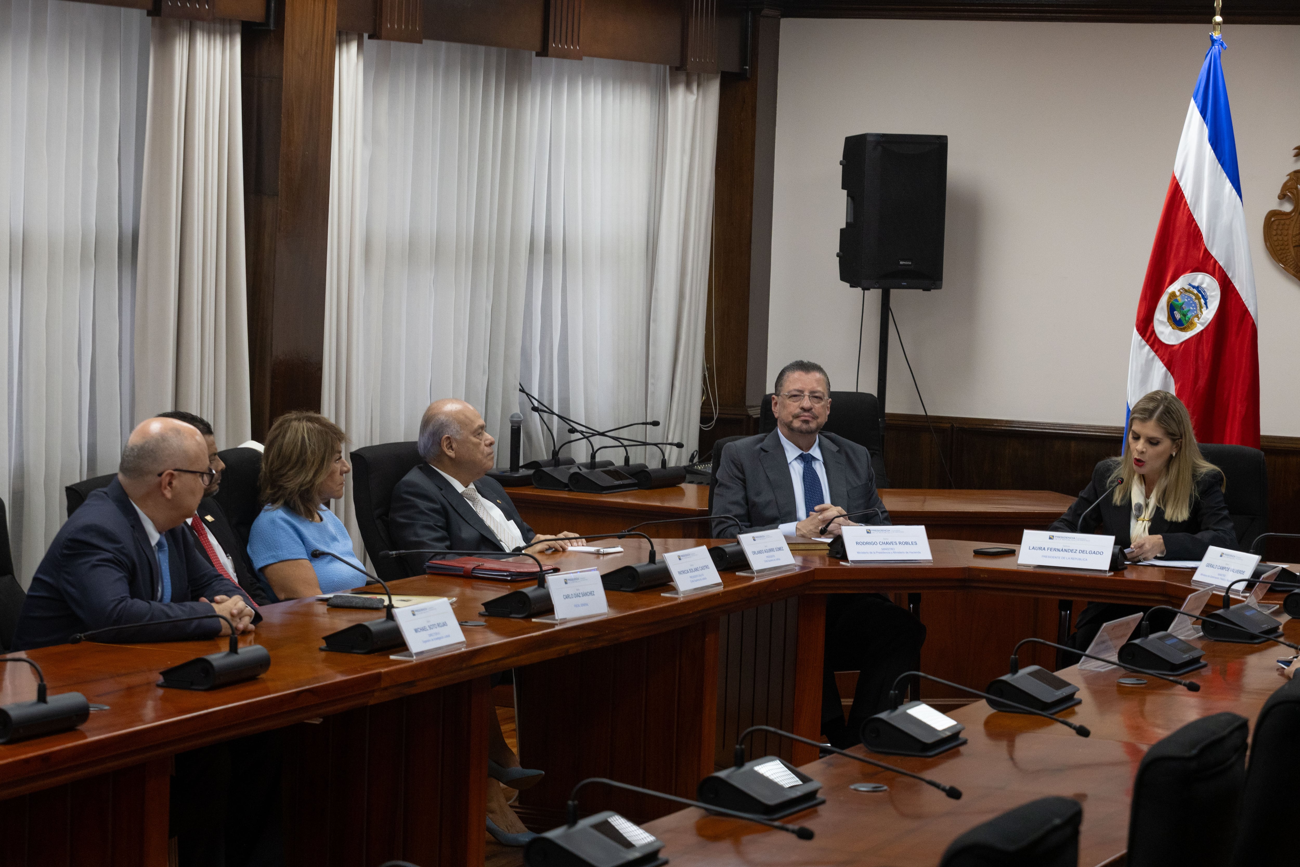 Los jerarcas del Poder Judicial y Laura Fernández se reunieron en casa presidencial. Laura Fernández, Orlando Aguirre, Patricia Solano, Carlo Díaz, Michael Soto, Fernando Castillo y Rodrigo Fernández.