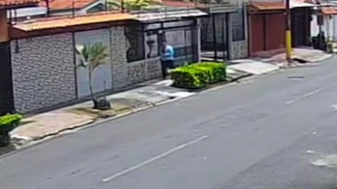 Asesinan a comerciante de joyas dentro de su casa en Cartago. Cámara capta a dos sospechosos corriendo, uno de ellos con la camisa manchada