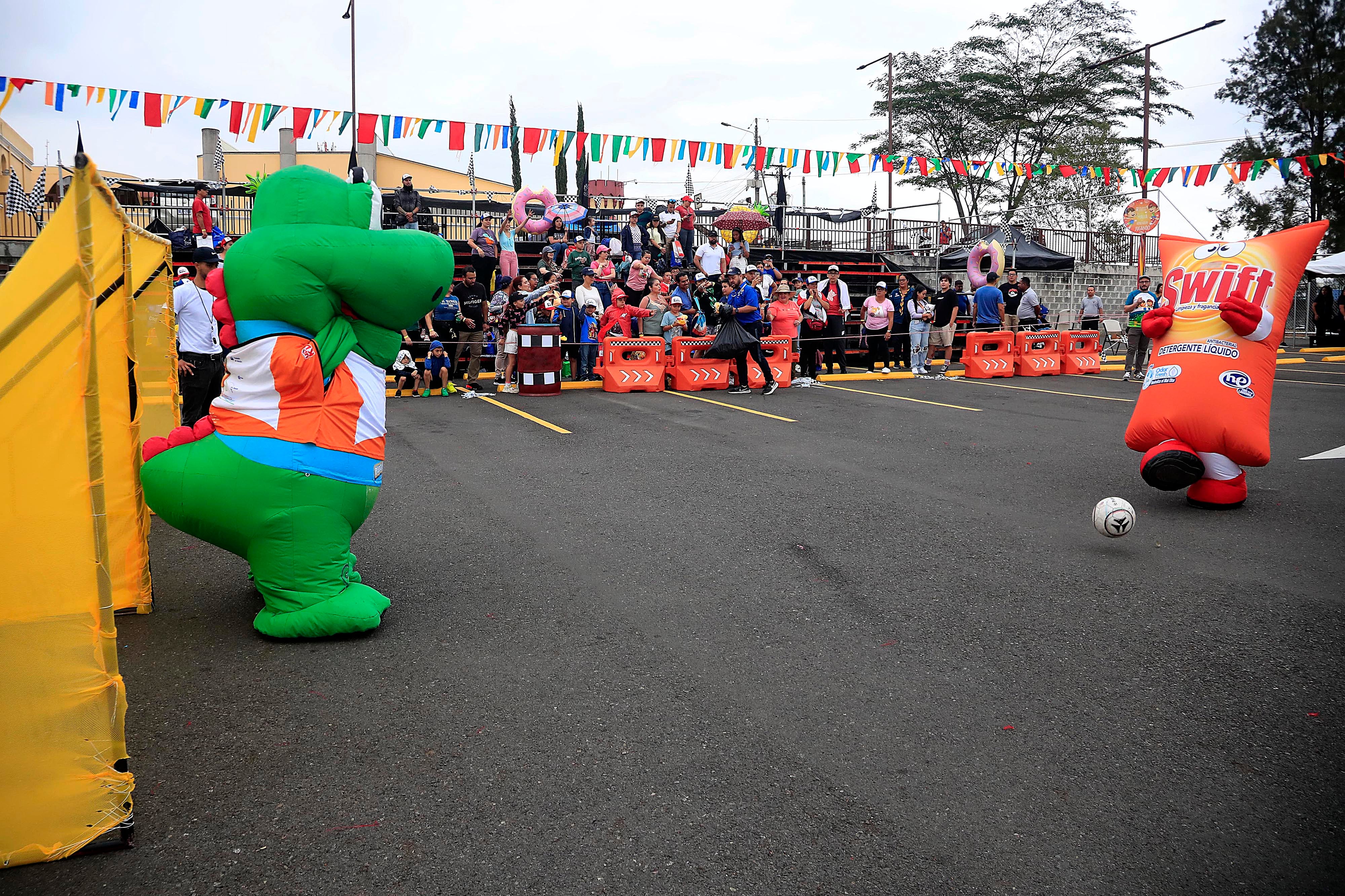 18/02/2024 Museo de los Niños, Parqueo C. Las familias disfrutaron, este domingo, del tradicional Campeonato Nacional de Personajes del Museo de los Niños 2024. Más de 25 personajes y botargas inflables y de peluche, de diferentes marcas, empresas e instituciones participaron en la competencia más divertida y colorida del año. Por segundo año, el evento se realizó en un espacio limitado, en formato estadio y con graderías donde el público disfrutó cómodamente sentado de todas las actividades.