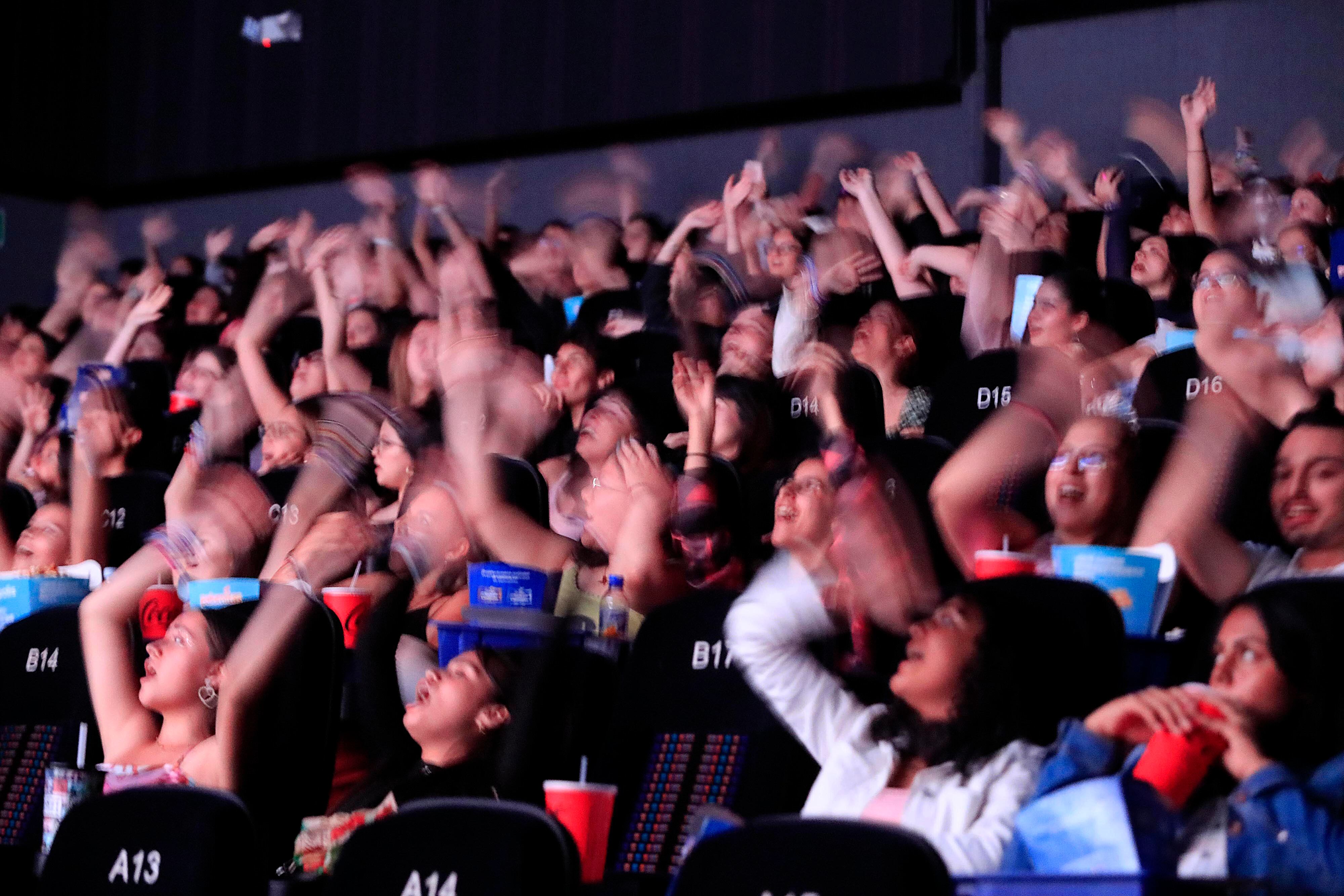 13/10/2023 Cinépolis, Plaza Lincoln. Fans de Taylor Swift disfrutaron de la película The Eras Tour de la cantante estadounidense. Previo a la proyección las muchachas, jóvenes y niñas, intercambiaron pulseras y lucieron vestidos y looks que identifican a la artista.