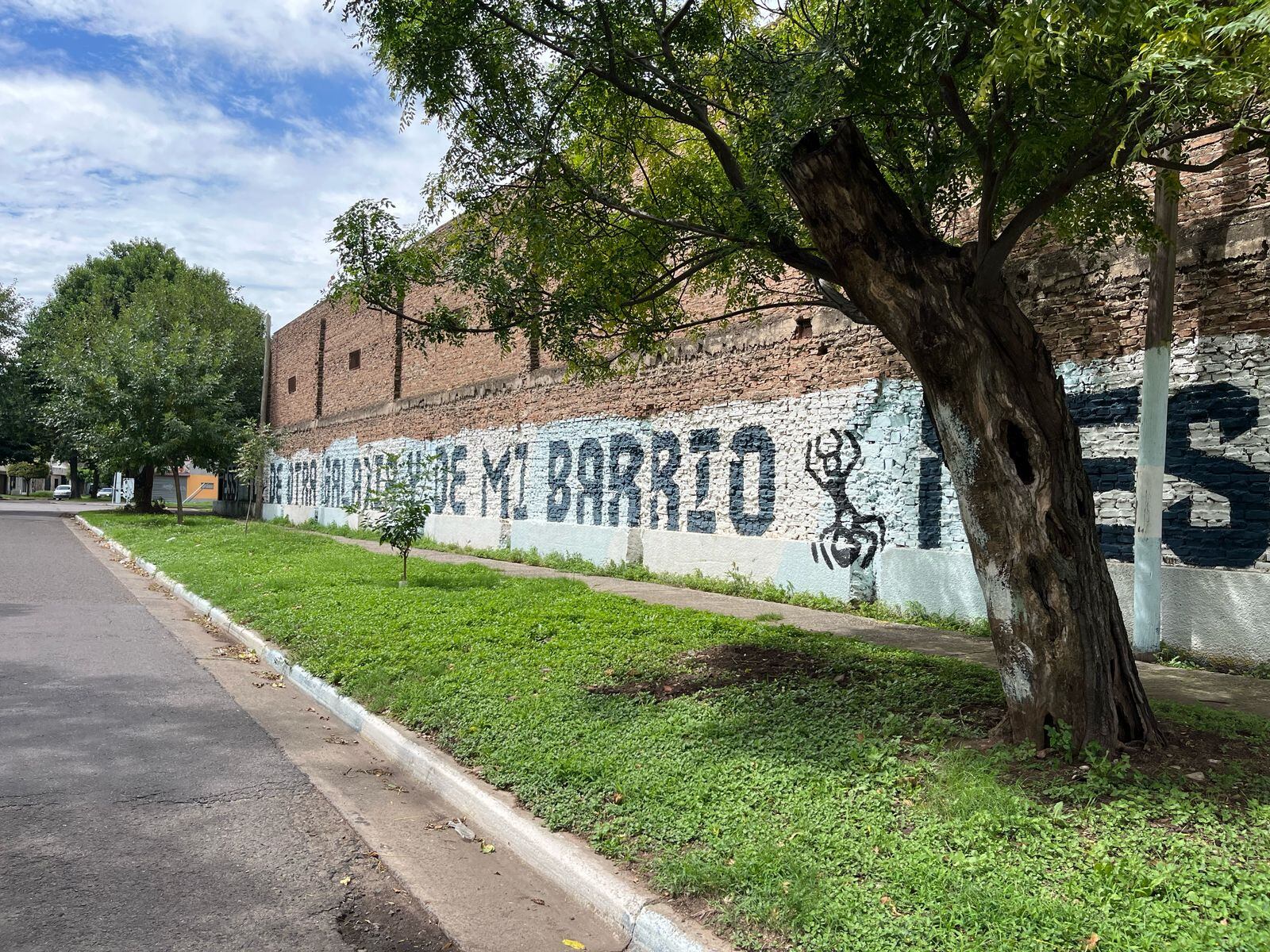 Así es la entrada al Barrio La Bajada, donde nació Lionel Messi.
