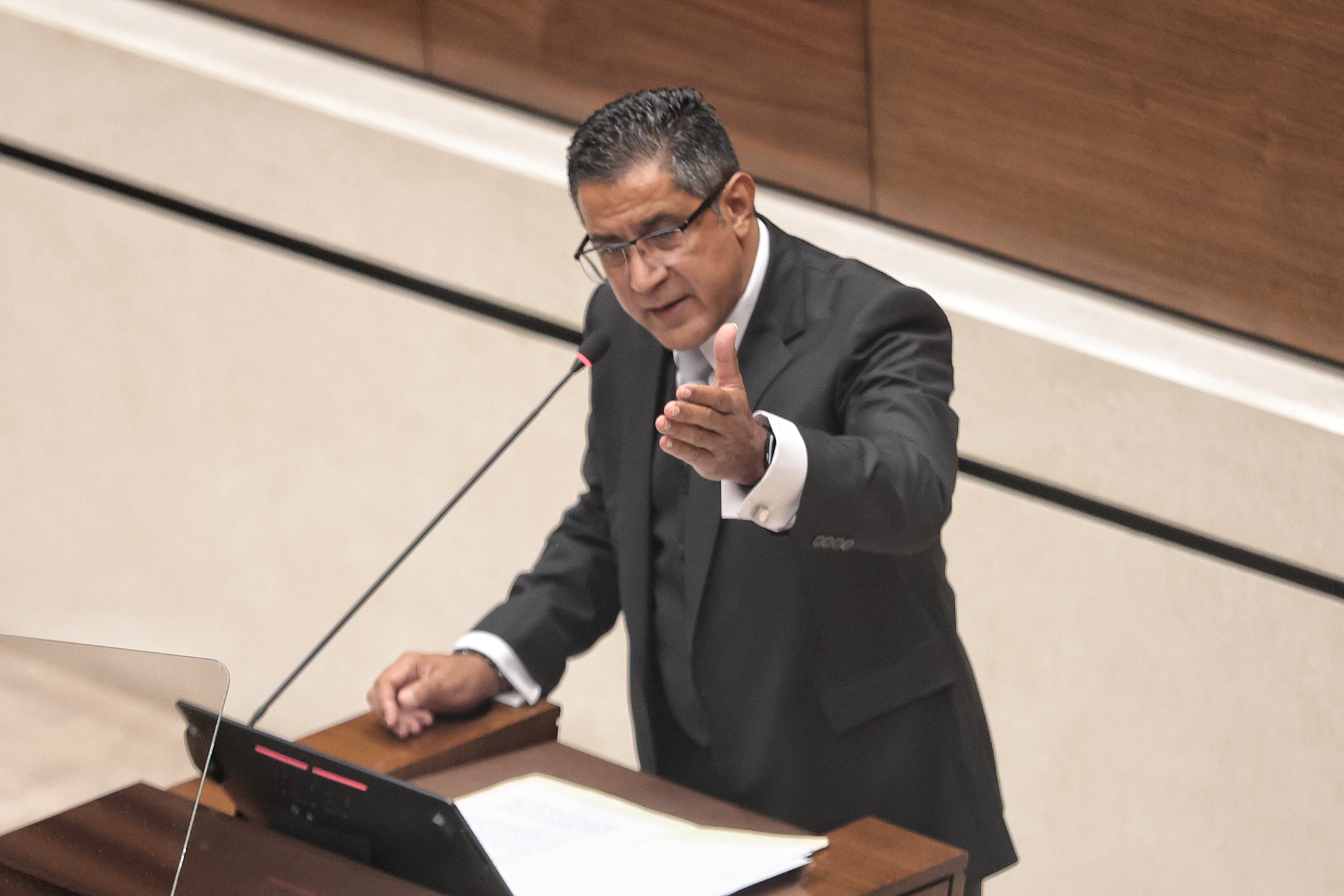 El diputado NOGUI ACOSTA jefe de fracción del PPSO durante discurso en la Asamblea Legislativa / Foto John Durán