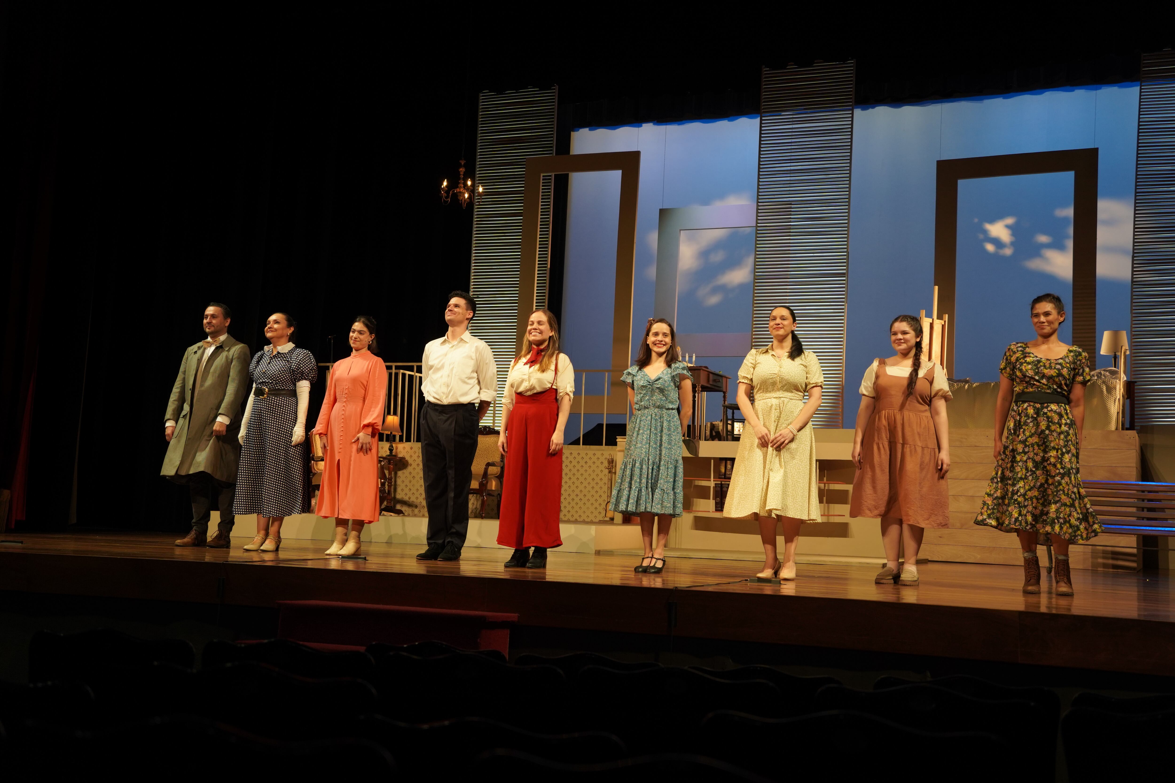 Foto del elenco de la obra 'Mujercitas' en el escenario del Teatro Nacional.