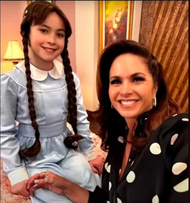 Lucero con una versión de niña de ella misma en el programa 'Juego de voces'.
