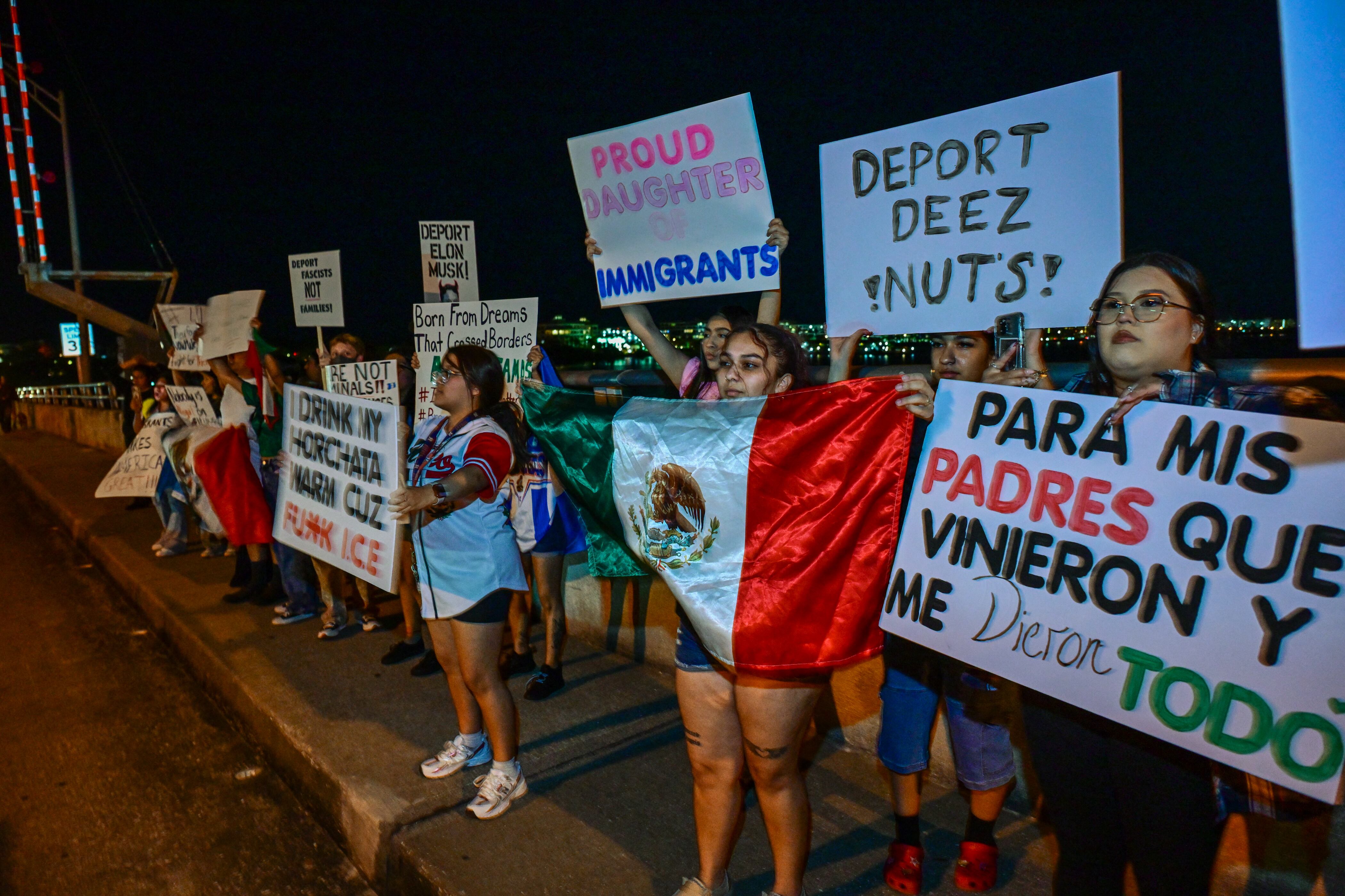 Manifestantes participan en la protesta "Latinos Unidos" contra las deportaciones masivas y las políticas migratorias del presidente estadounidense Donald Trump, en Lake Worth Beach, Florida,
