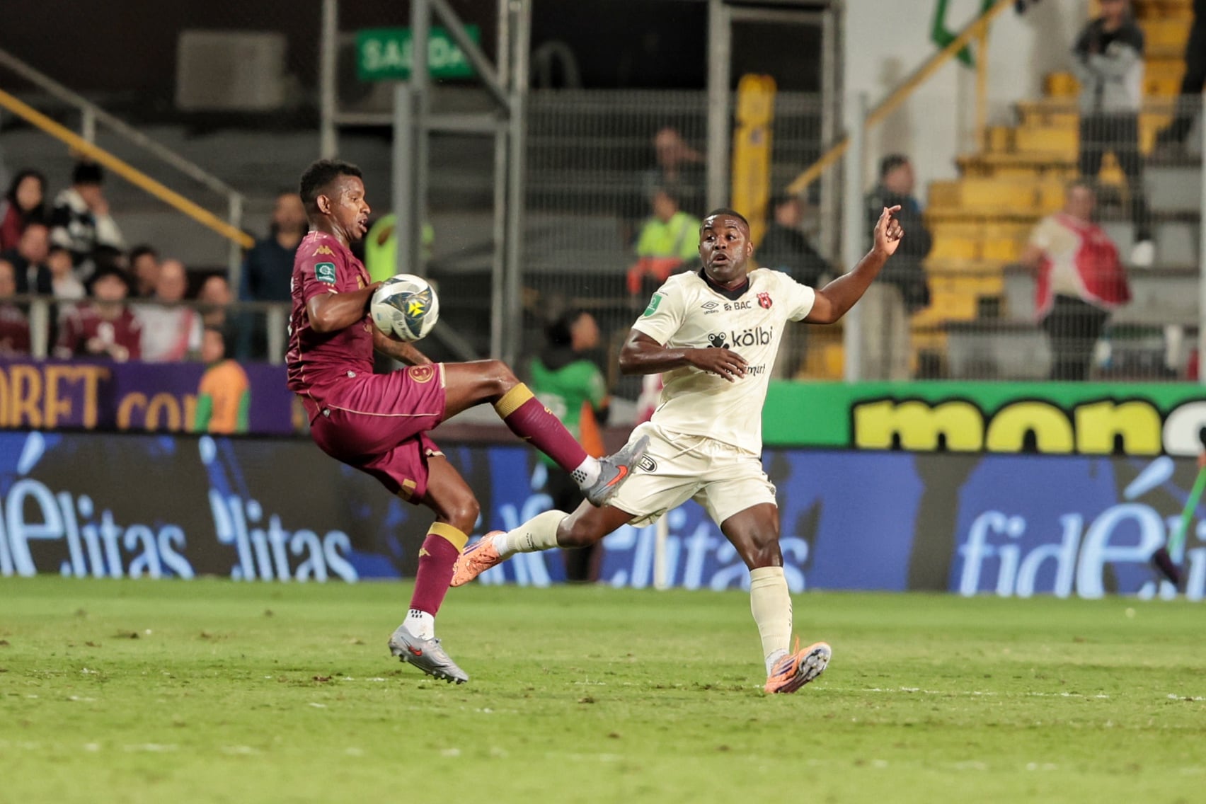 17/12/2025 / partido de ida entre Deportivo Saprissa vs Liga Deportiva Alajuelense por el partido de ida de la final del Torneo apertura de la Liga Promerica 2025 en el estadio Ricardo Saprissa / foto John Durán