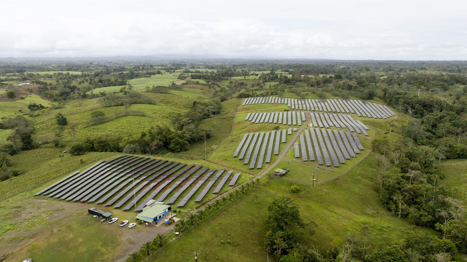 Vista del Parque Solar Cooperativo de la Cooperativa de Electrificación de la Zona Norte (Coopelesca R.L.) construido en conjunto con el Consorcio Nacional de Empresas de Electrificación. Tiene 5 MW de capacidad instalada y se inauguró en marzo de 2019.