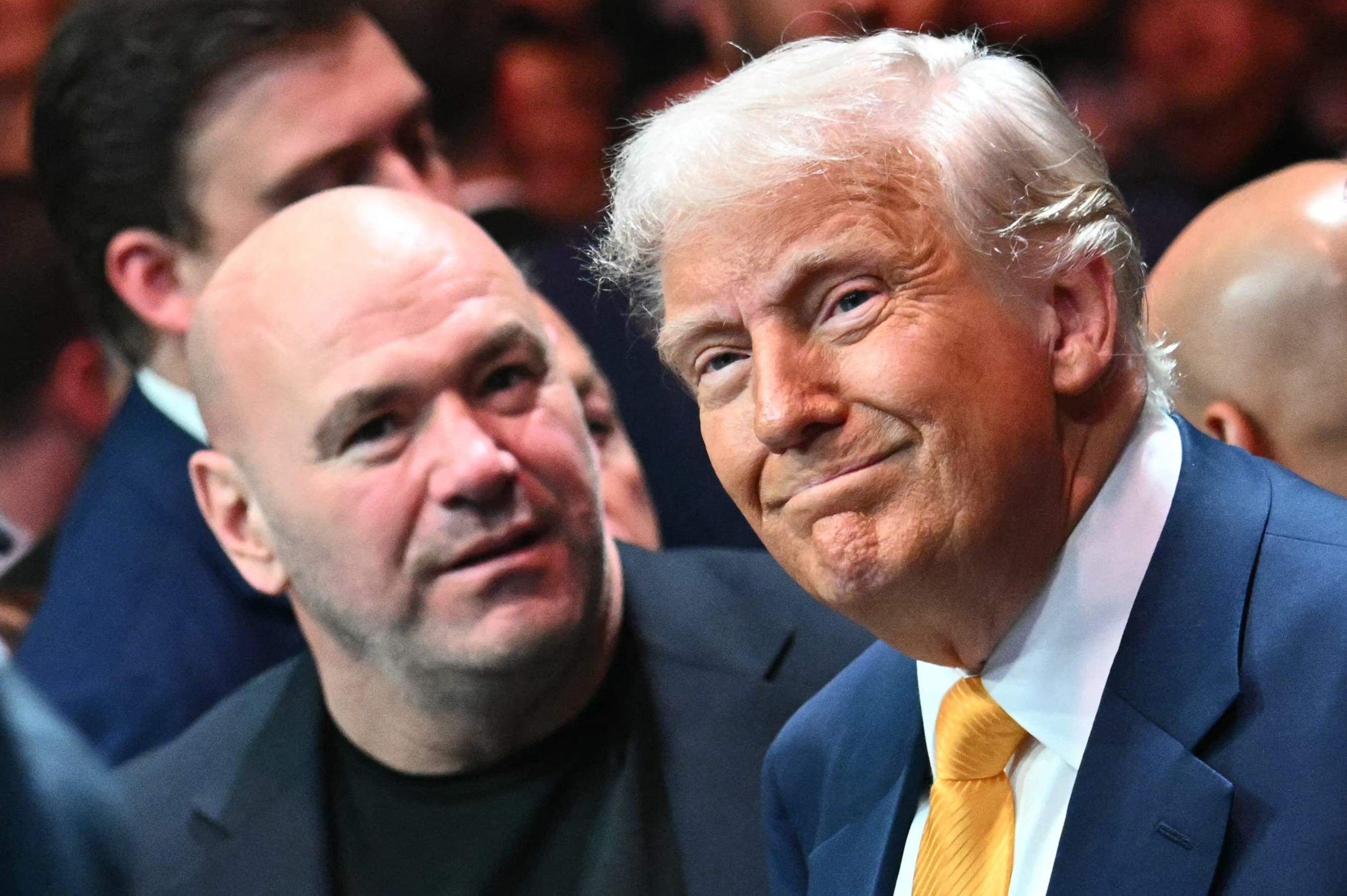 (ARCHIVO) El director ejecutivo y presidente de la Ultimate Fighting Championship (UFC), Dana White (izquierda), y el presidente de Estados Unidos, Donald Trump, asistieron al evento UFC 314 en el Kaseya Center, en Miami, Florida, el 12 de abril de 2025.
La Casa Blanca albergará una pelea de artes marciales mixtas el próximo 4 de julio, día en que Estados Unidos celebra el 250 aniversario de su fundación.
Trump ha sido un invitado habitual en estos combates, que suelen ser sangrientos y donde los luchadores golpean, patean y forcejean con sus oponentes en batallas sin restricciones hasta lograr la sumisión o el nocaut.
Llevar este deporte de combate al centro del poder político estadounidense marcará un hecho histórico.
(Foto: Mandel NGAN / AFP)