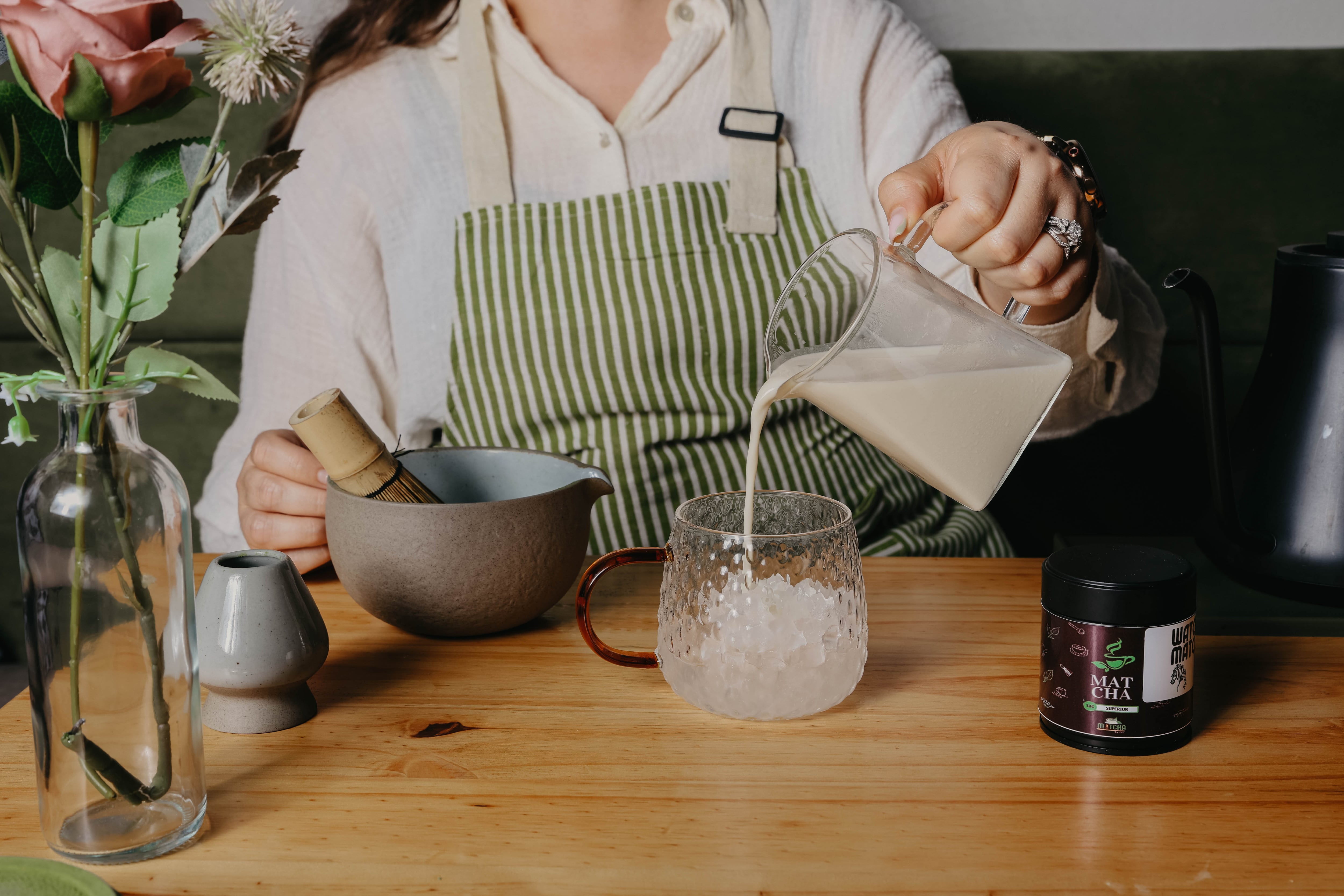 Imágenes alusivas al negocio de matcha, como el polvo, el proceso y los dueños de WatchaMatcha