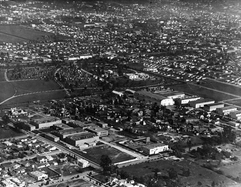 Vista aérea de los estudios cinematográficos del área de Hollywood, tal como lucían en 1922. La calle que aparece cerca de la parte inferior de la fotografía es Melrose.