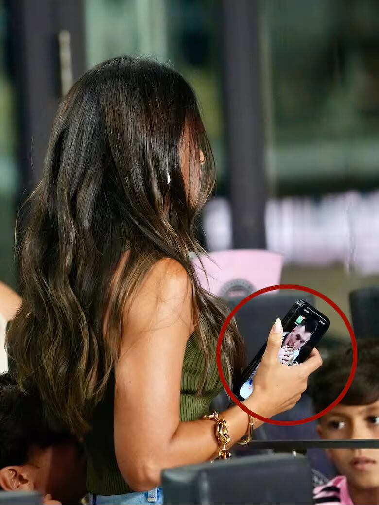 Una foto de Messi besando la copa del mundo es la imagen que Antonela Roccuzzo eligió como fondo de pantalla de su celular.