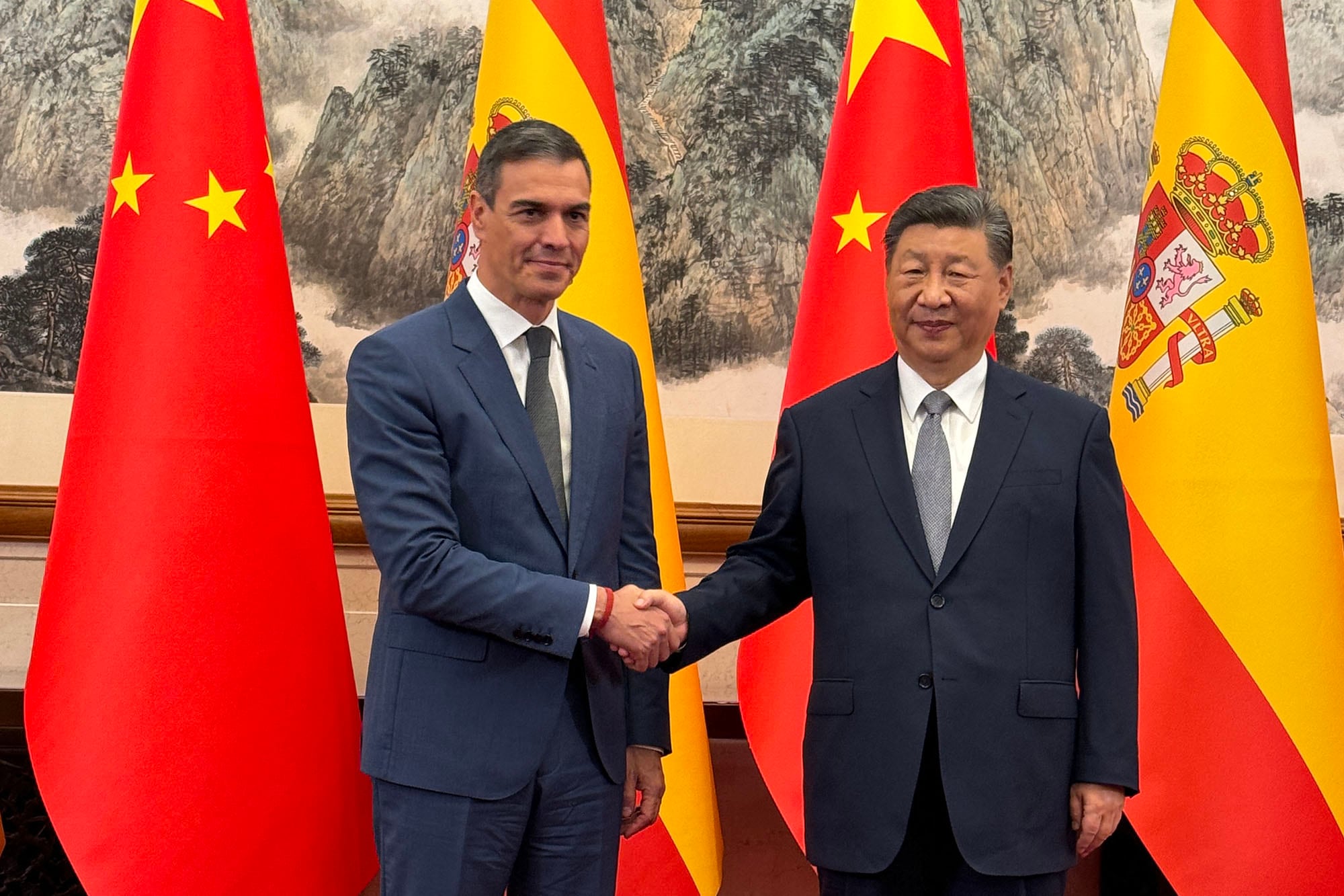 En esta fotografía tomada por la oficina del presidente del Gobierno español, el presidente Pedro Sánchez estrecha la mano del presidente de China, Xi Jinping, durante su visita a Pekín.