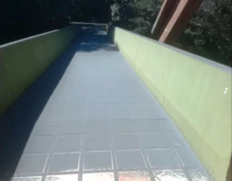 Centro de visitantes del volcán se cubre de ceniza.