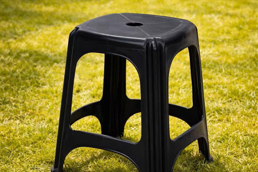 El diseño del agujero central en los banquitos de plástico facilita drenaje, ventilación, resistencia y transporte.