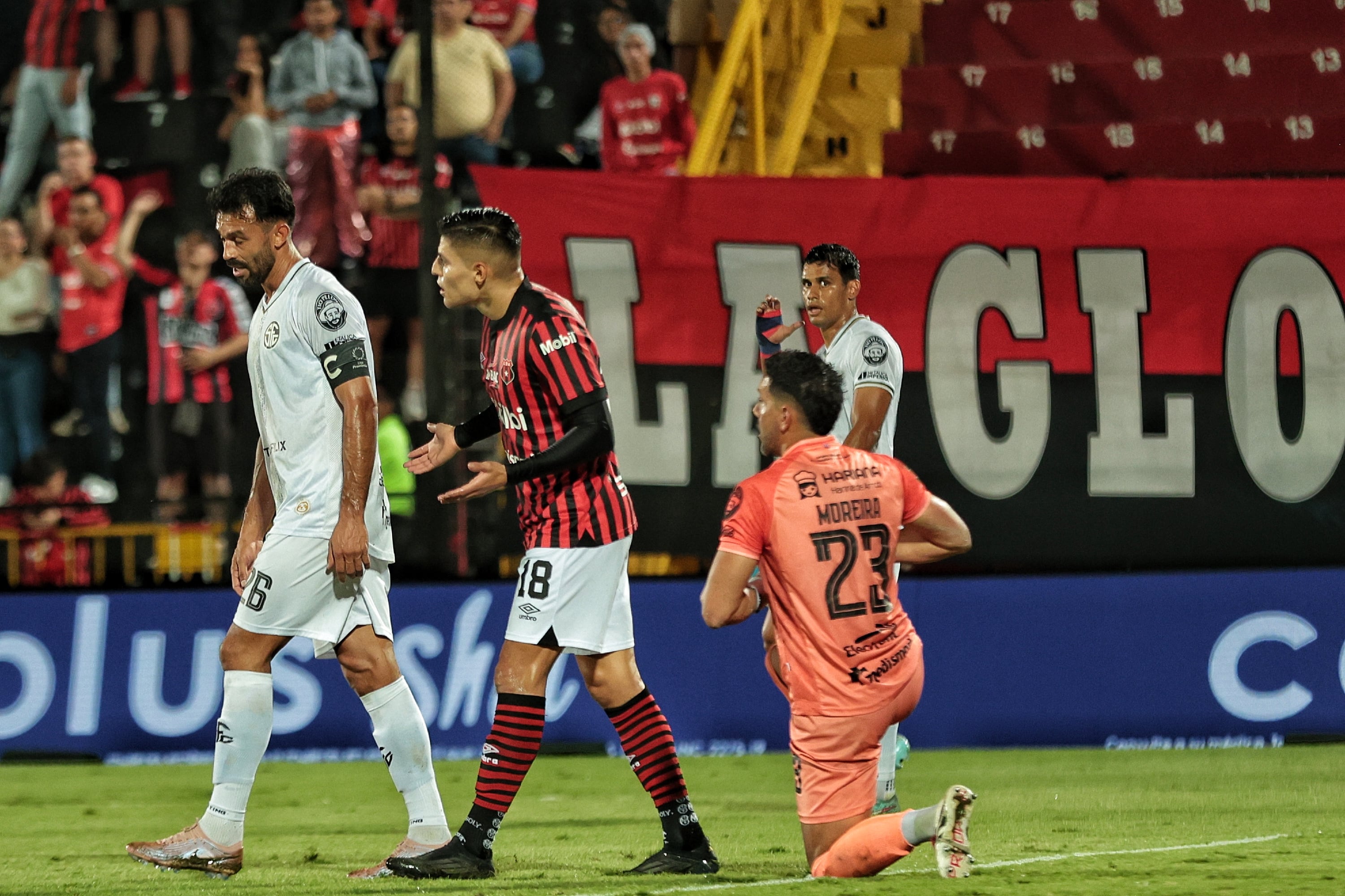15/02/2025/ Juego entre Liga Deportiva Alajuelense vs Sporting FC en el estadio Alejandro Morera Soto / foto John Durán