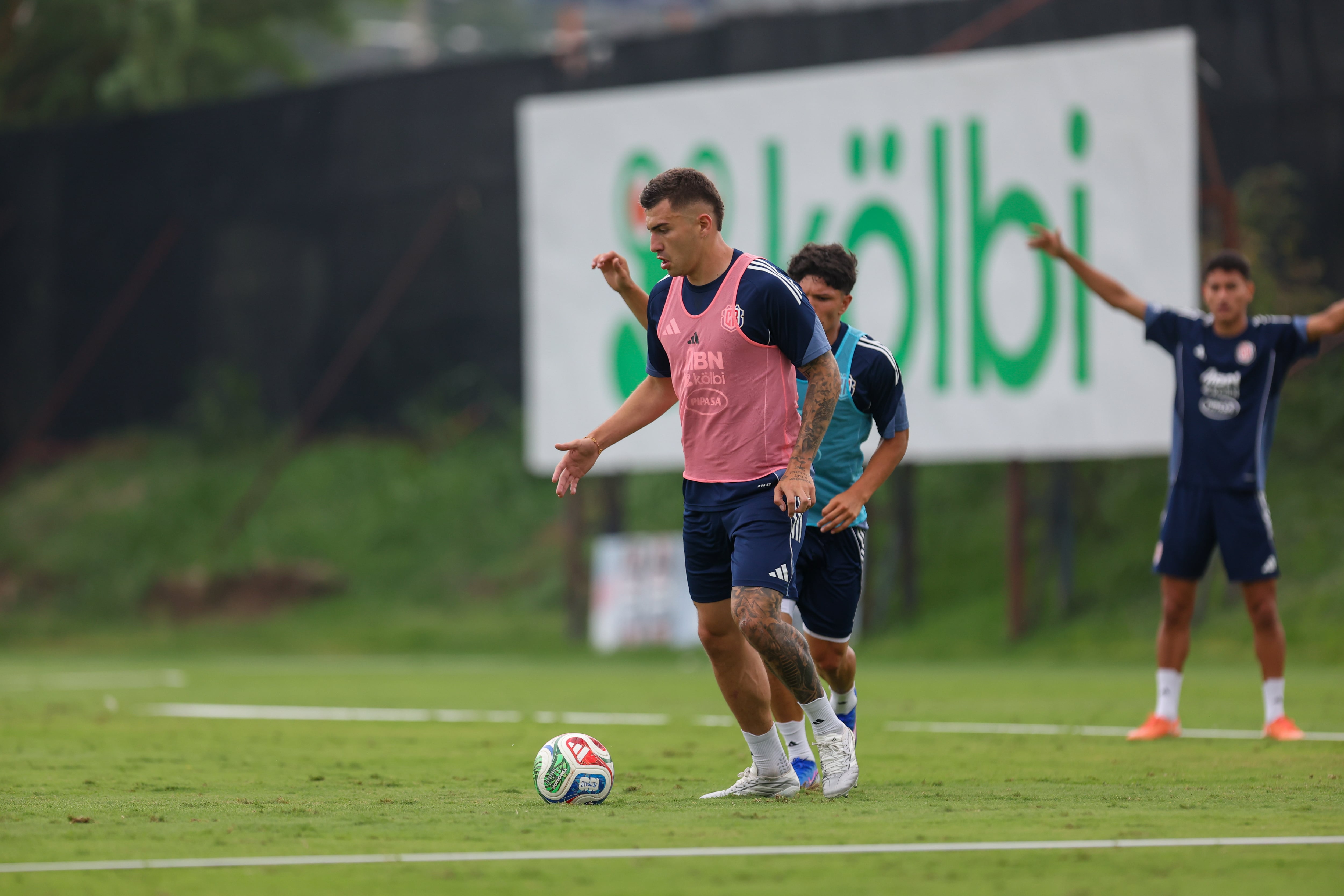 Fernán Faerron controla un balón en la práctica de la Selección de Costa Rica.
