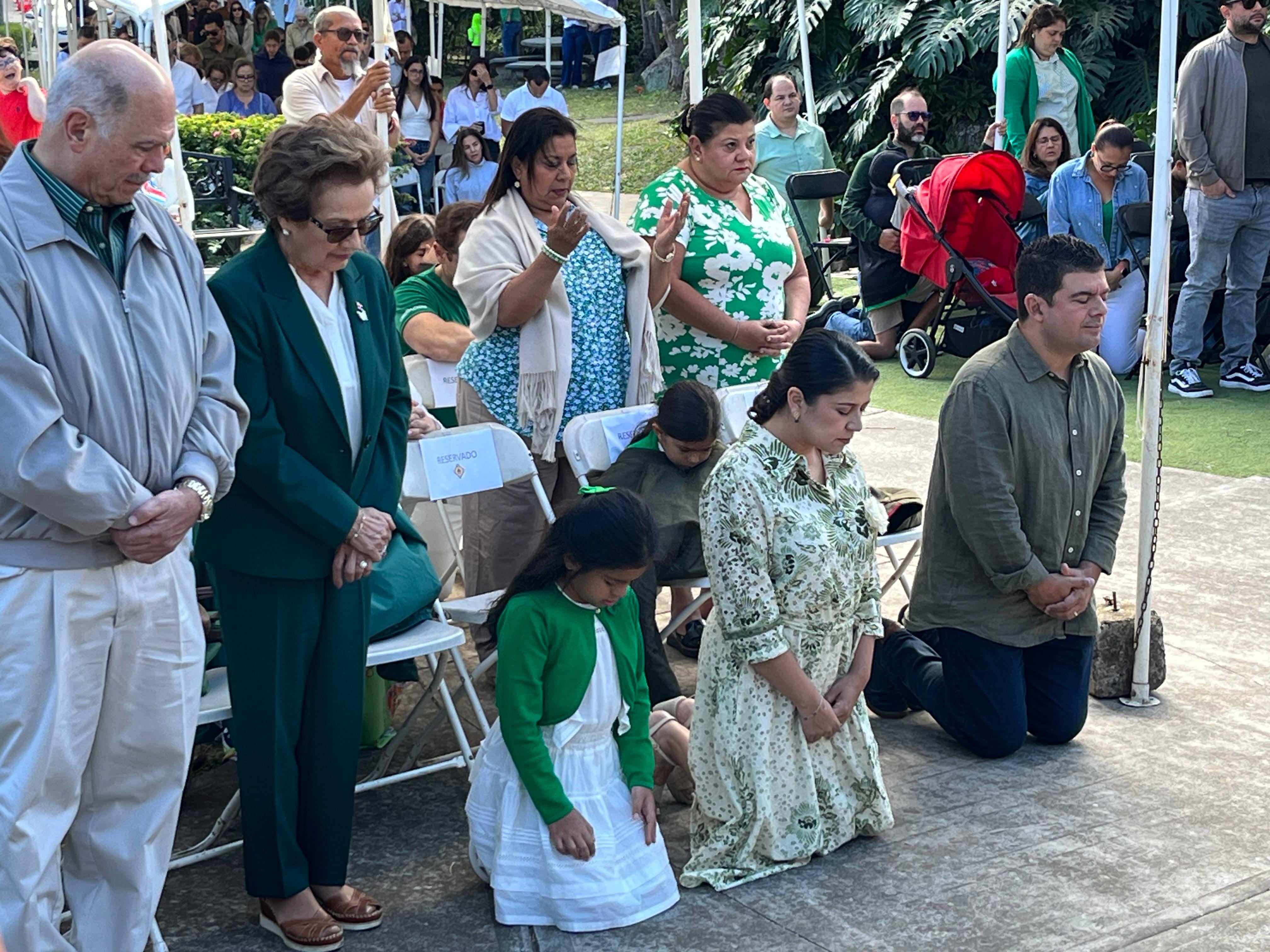 Álvaro Ramos, junto a su esposa Cristie Castro, sus hijas y sus padre en el Santuario Schoenstatt, en Santa Ana.