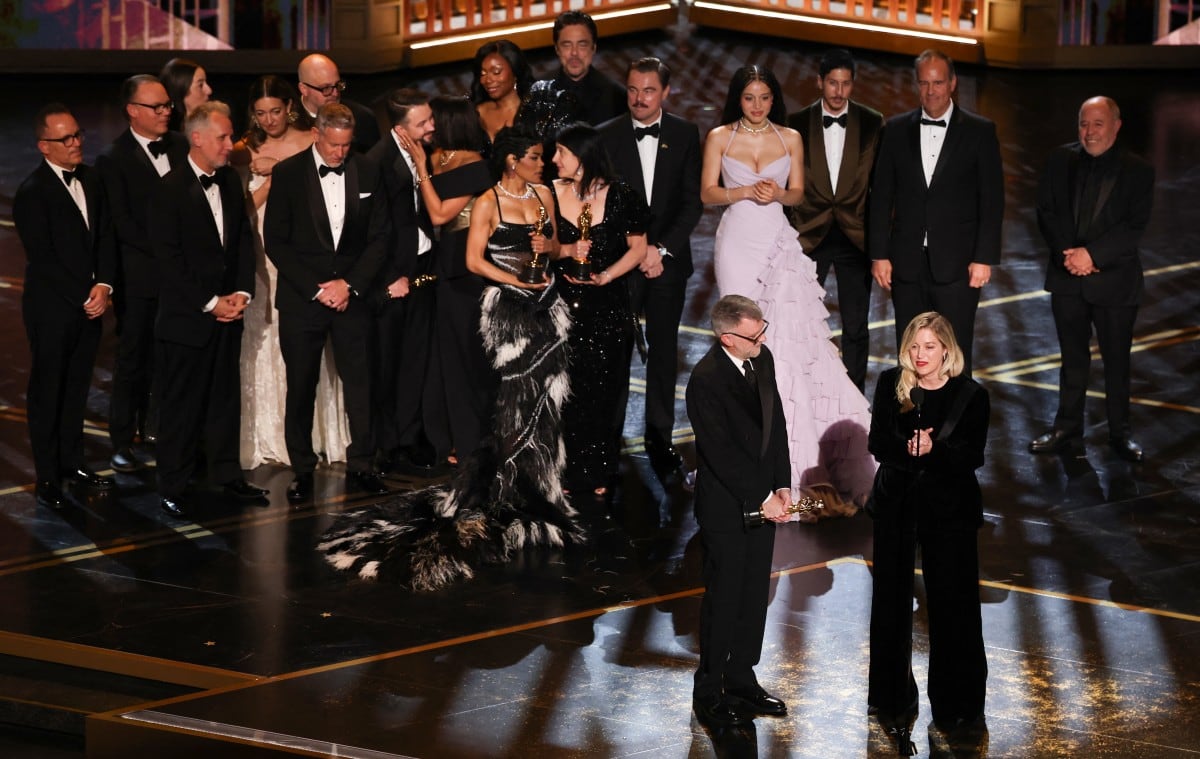 El cineasta Paul Thomas Anderson y la productora estadounidense Sara Murphy aceptan el premio a Mejor Película por 'One Battle After Another' junto al elenco y el equipo en el escenario durante la 98.ª edición de los Academy Awards.