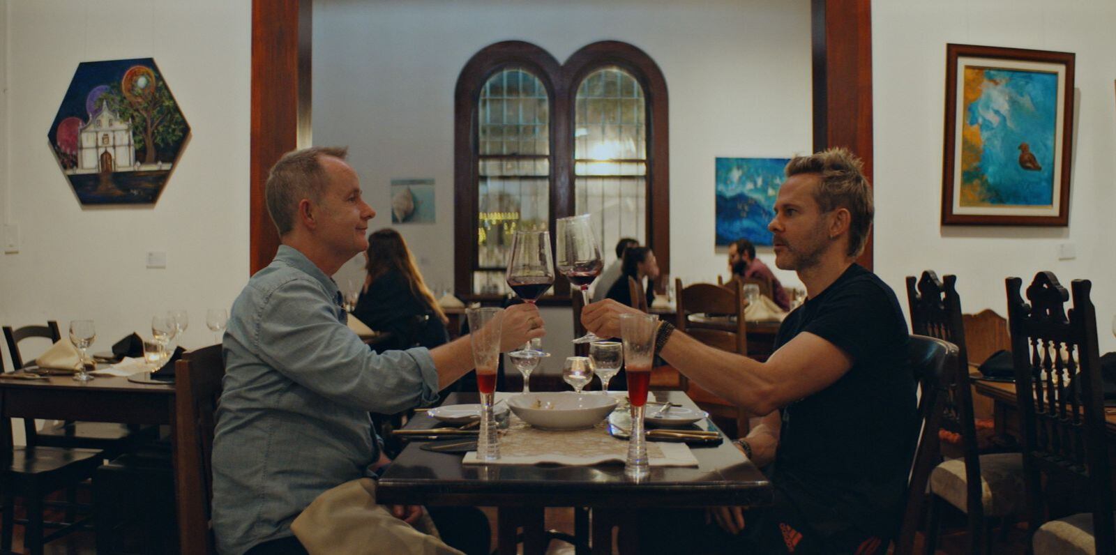 Los actores Billy Boyd y Dominic Monaghan comparten una cena en un restaurante de San José como parte de su recorrido gastronómico en Costa Rica para la serie "Billy & Dom Eat The World".