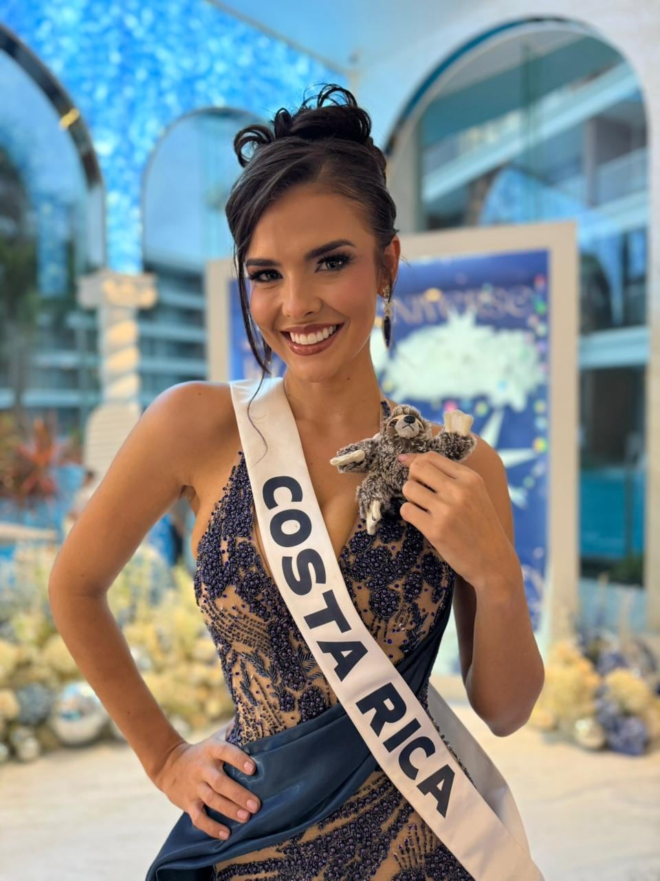 Mahyla Roth posa junto al peluche llamado Cahui, llevado por Yessenia Ramírez a Tailandia luego de que los fans costarricenses le pusieran ese nombre en honor a Cahuita.