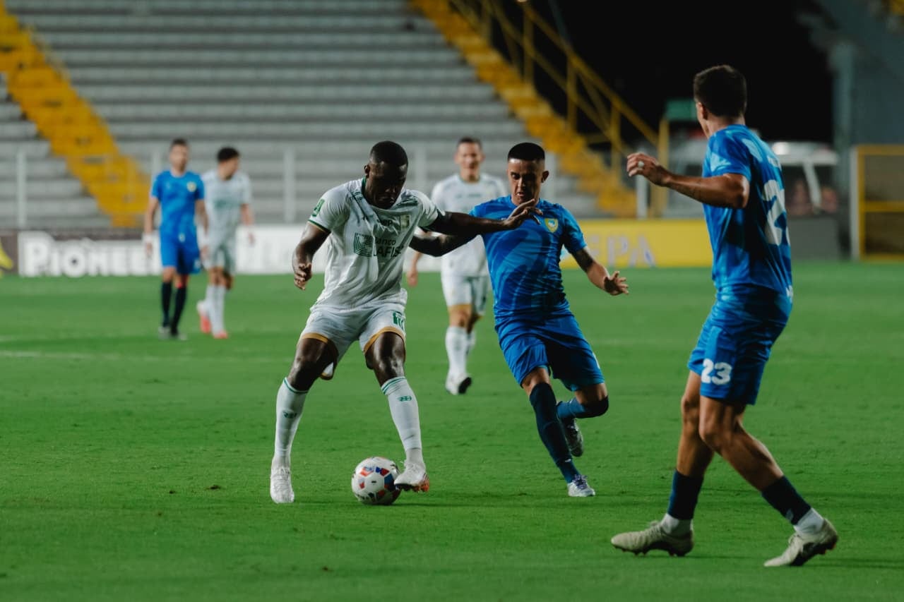 Joel Campbell se convirtió en un dolor de cabeza para Escorpiones en el partido disputado en el estadio Ricardo Saprissa.