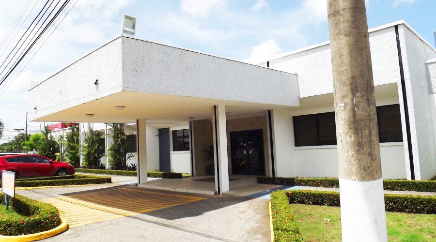 Vista exterior del Centro Médico Mae Lewis en Chiriquí, Panamá, hospital privado adquirido por el Grupo Montecristo para mejorar la atención médica en la región.